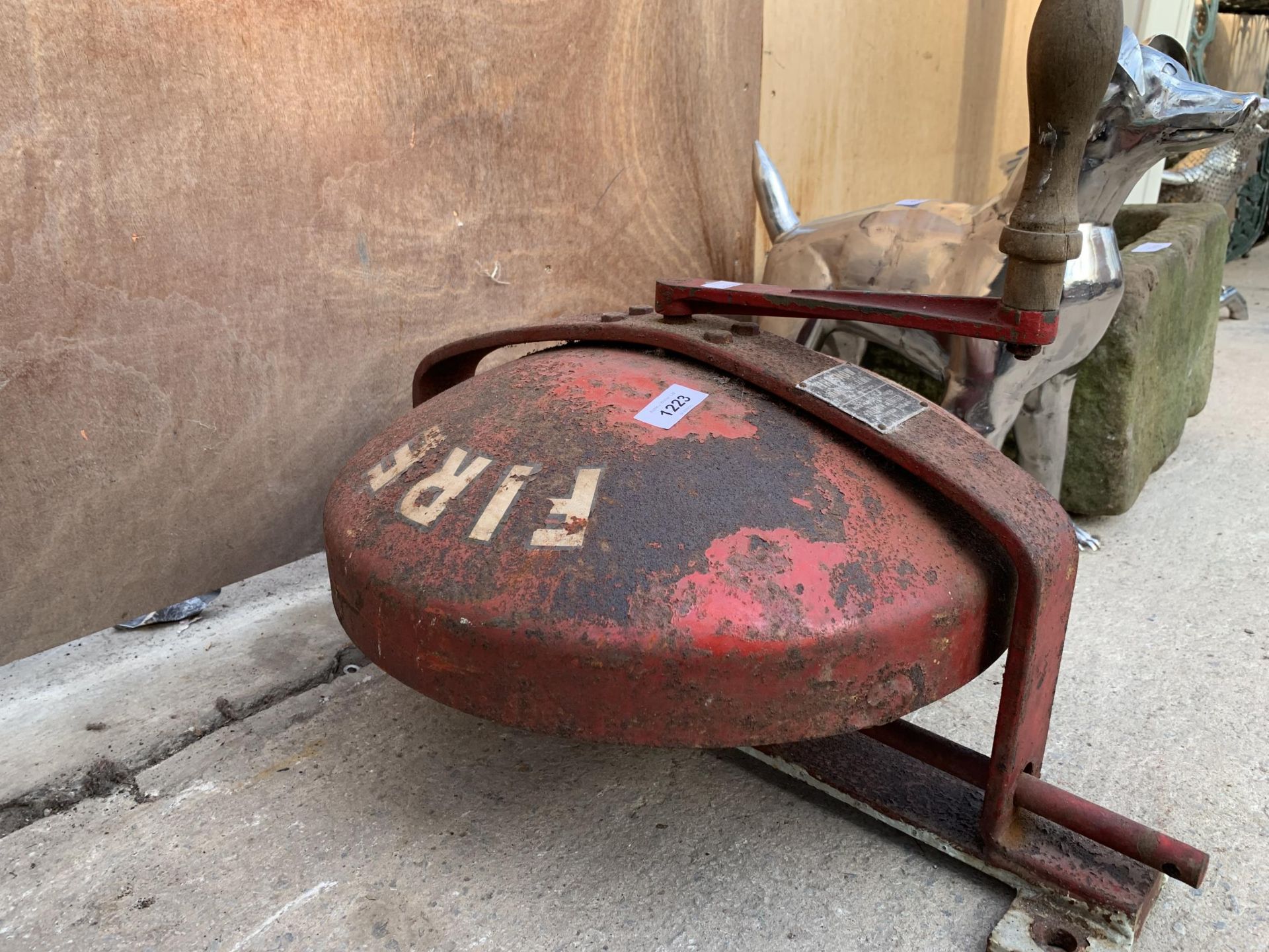 A VINTAGE WALL MOUNTED HAND WOUND FIRE ALARM - Image 2 of 4