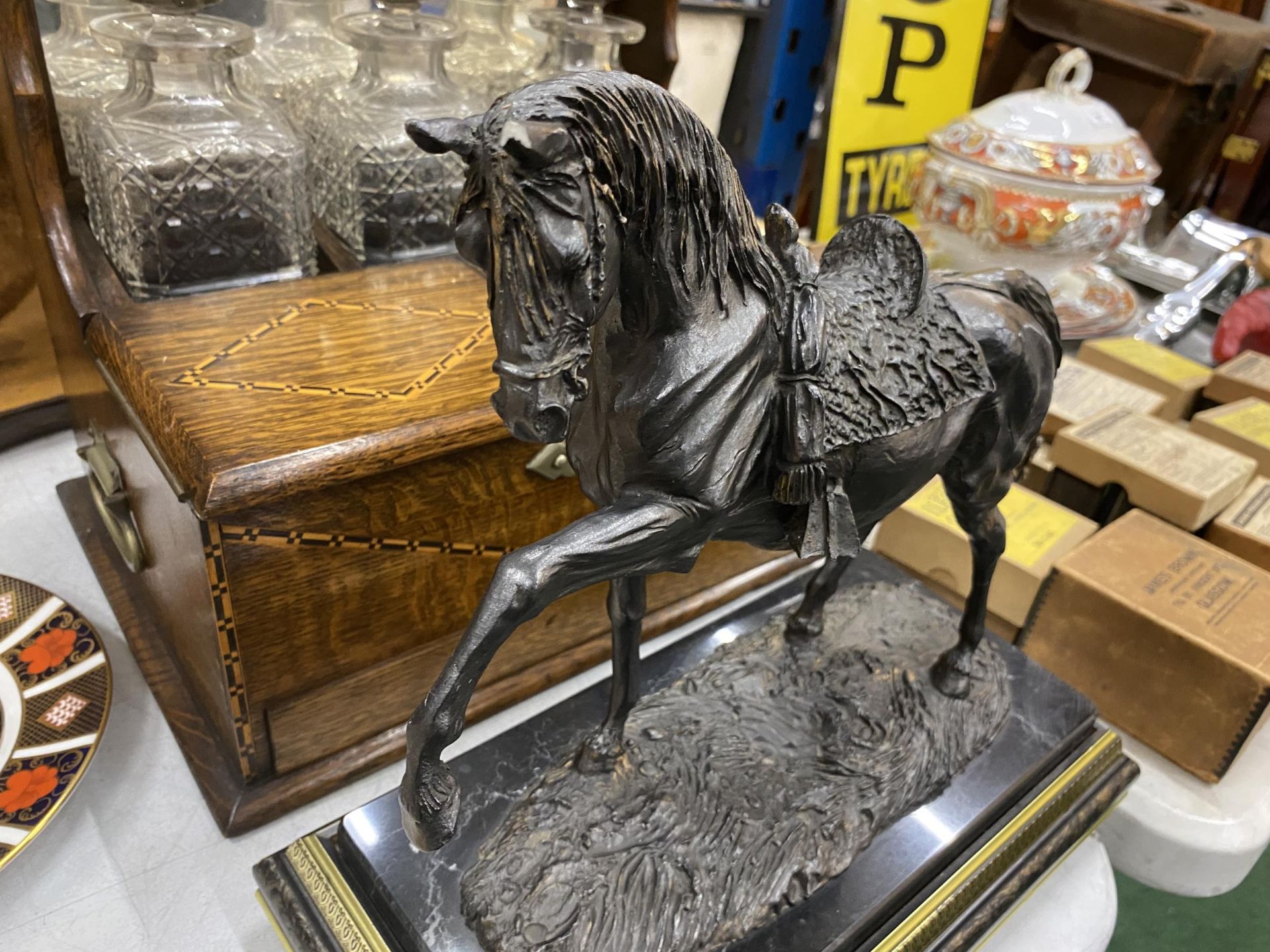 A BRONZE EFFECT RESIN MODEL OF A RACE HORSE ON WOODEN AND BLACK MARBLE BASE, LENGTH 31CM - Image 2 of 3