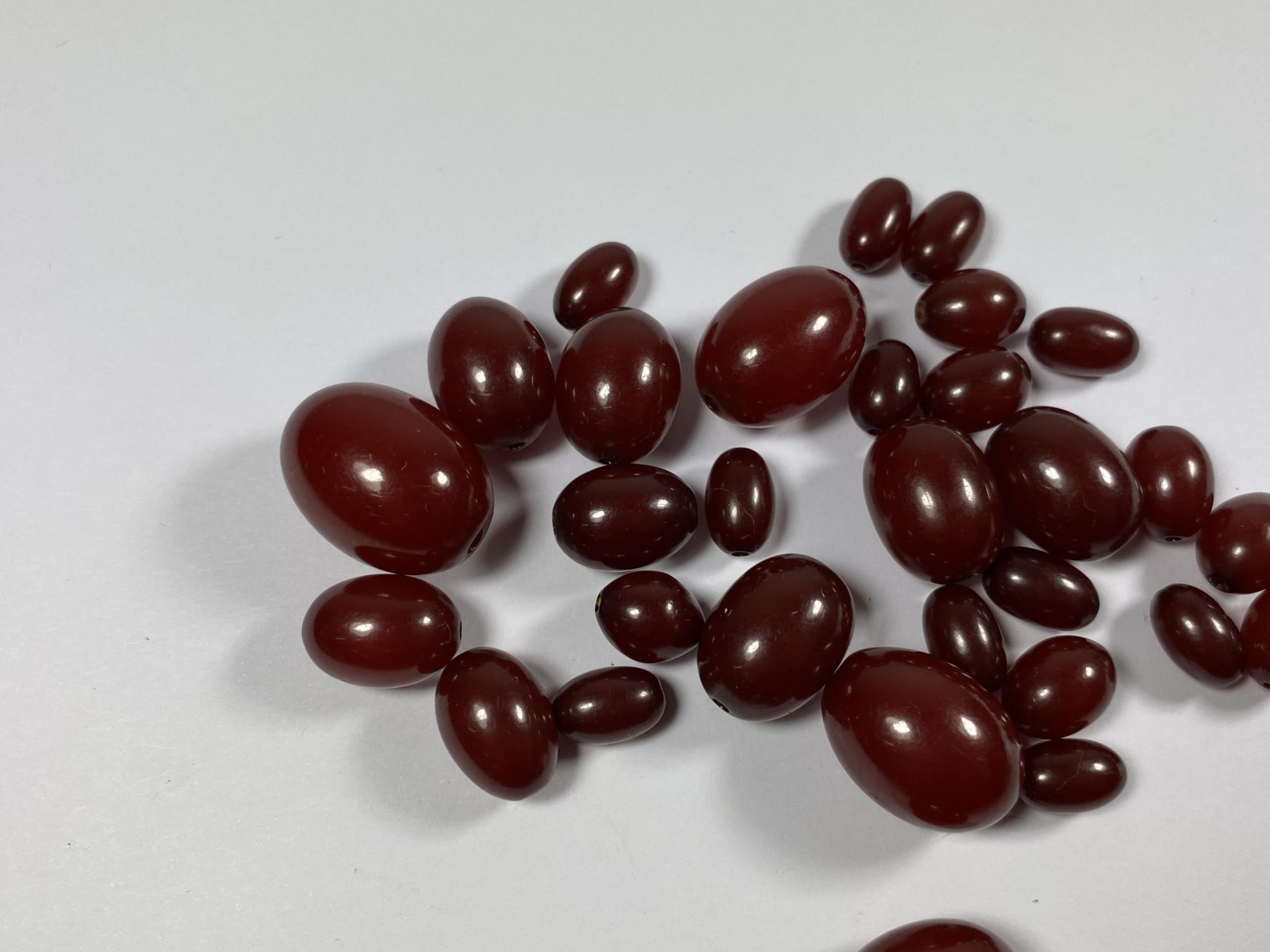 A COLLECTION OF LOOSE CHERRY AMBER BEADS - Image 2 of 3