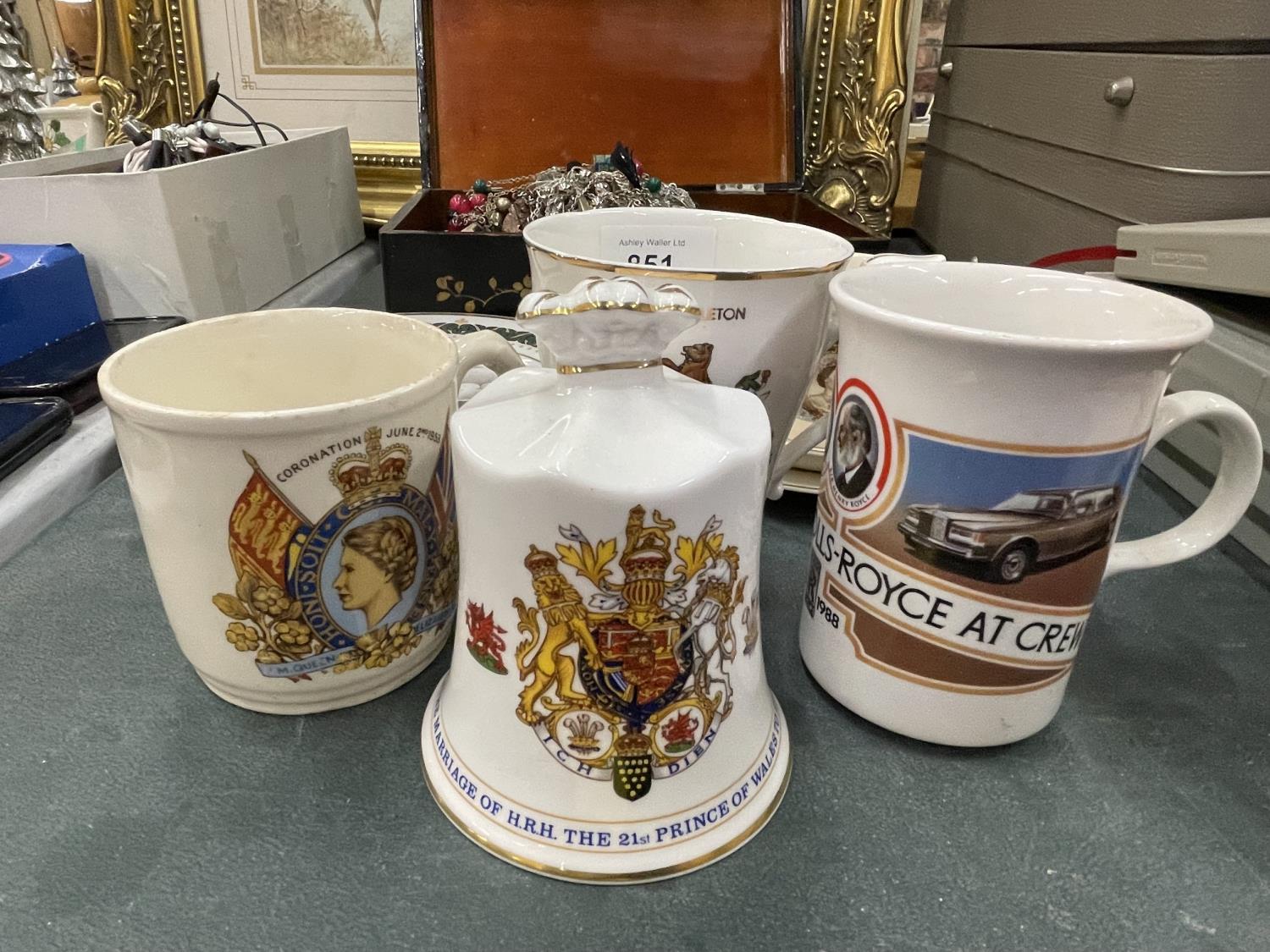 A QUANTITY OF ROYAL COMMEMORATIVE ITEMS TO INCLUDE MUGS, CUPS, A BELL AND A PLATE - Image 2 of 3
