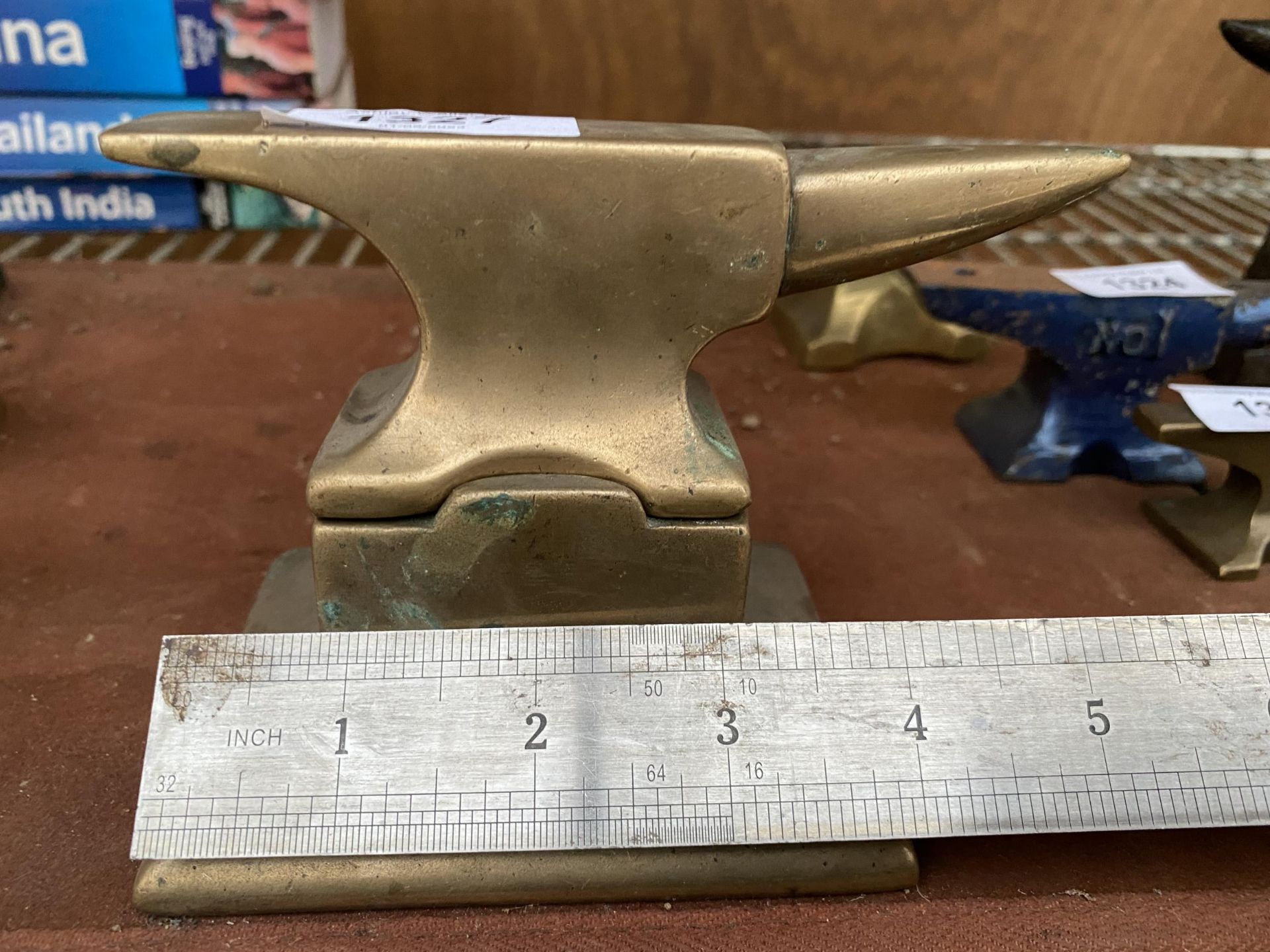 A MINITURE BRASS SAMPLE ANVIL WITH BRASS STAND - Image 3 of 4