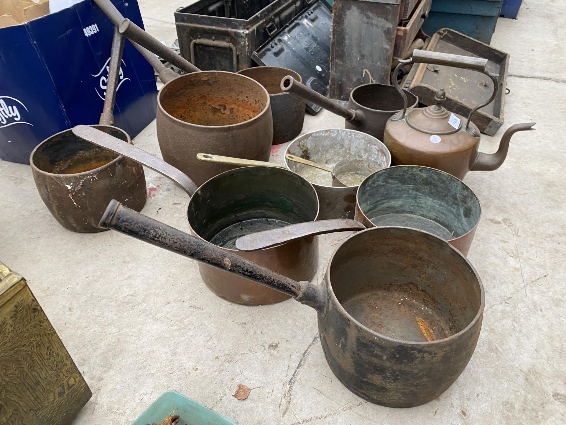 A LARGE ASSORTMENT OF CAST IRON AND COPPER PANS TO ALSO INCLUDE A COPPER KETTLE - Image 2 of 4