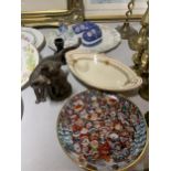 A QUANTITY OF ITEMS TO INCLUDE A CAT FIGURE, A FRANKLIN MINT 'SANTA CLAWS' CABINET PLATE, PLATES,