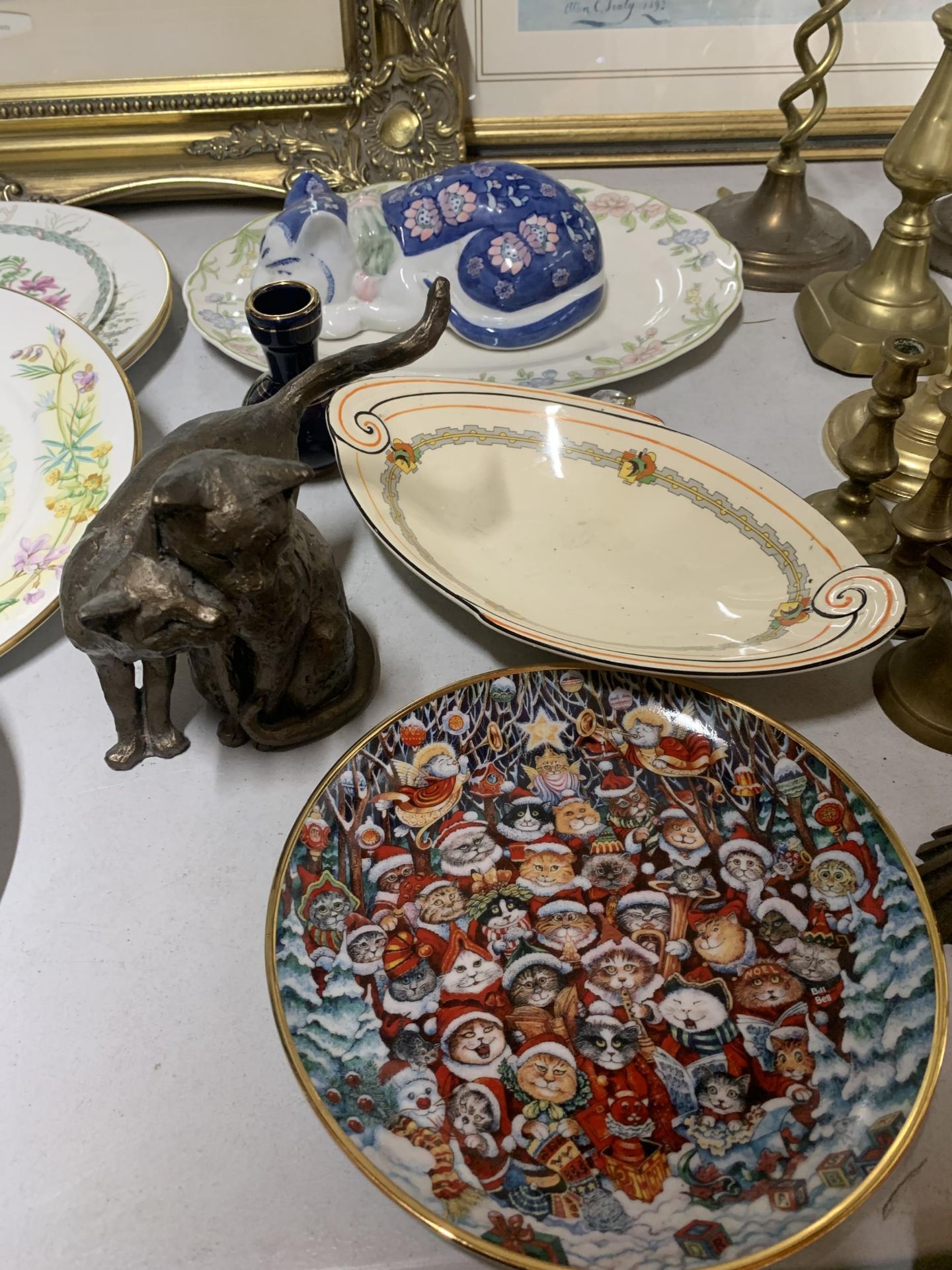 A QUANTITY OF ITEMS TO INCLUDE A CAT FIGURE, A FRANKLIN MINT 'SANTA CLAWS' CABINET PLATE, PLATES,