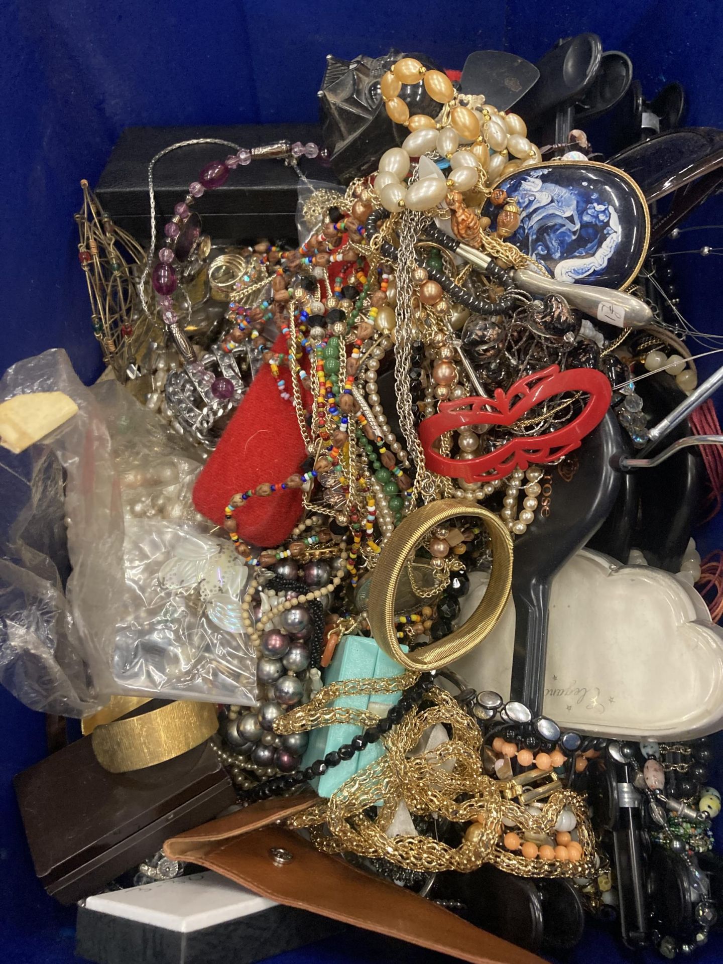 A LARGE QUANTITY OF COSTUME JEWELLERY TO INCLUDE NECKLACES, BRACELETS, EARRINGS, BROOCHES, ETC - Image 2 of 2