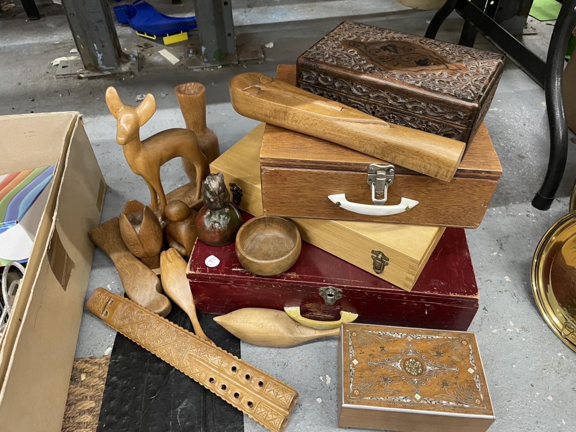 A QUANTITY OF TREEN ITEMS TO INCLUDE BOXES, FIGURES, PAN PIPES, ETC