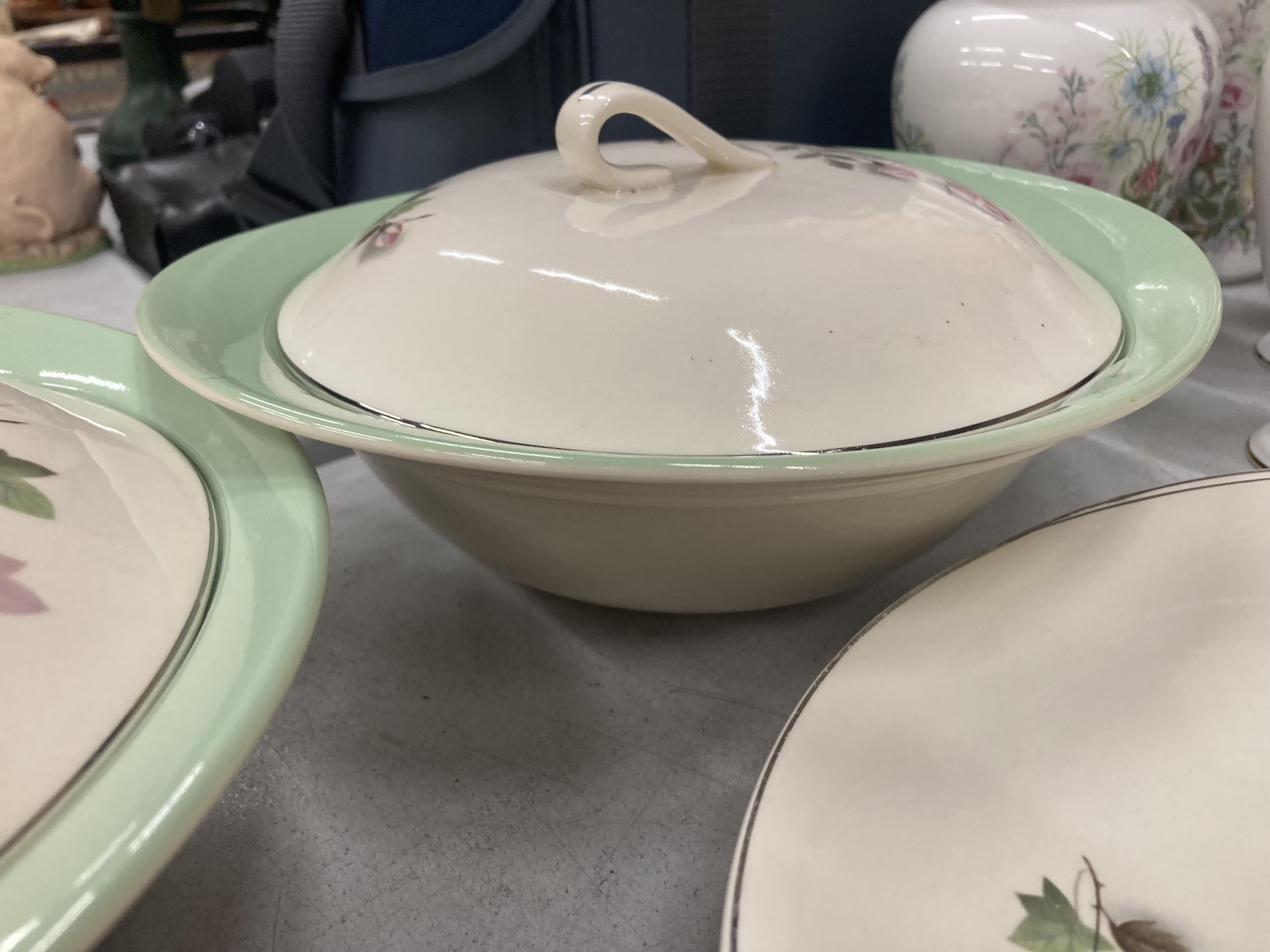 A QUANTITY OF VINTAGE JOHNSON BROS DINNER WARE TO INCLUDE SERVING TUREENS, PLATES, A SAUCE BOAT - Bild 3 aus 6