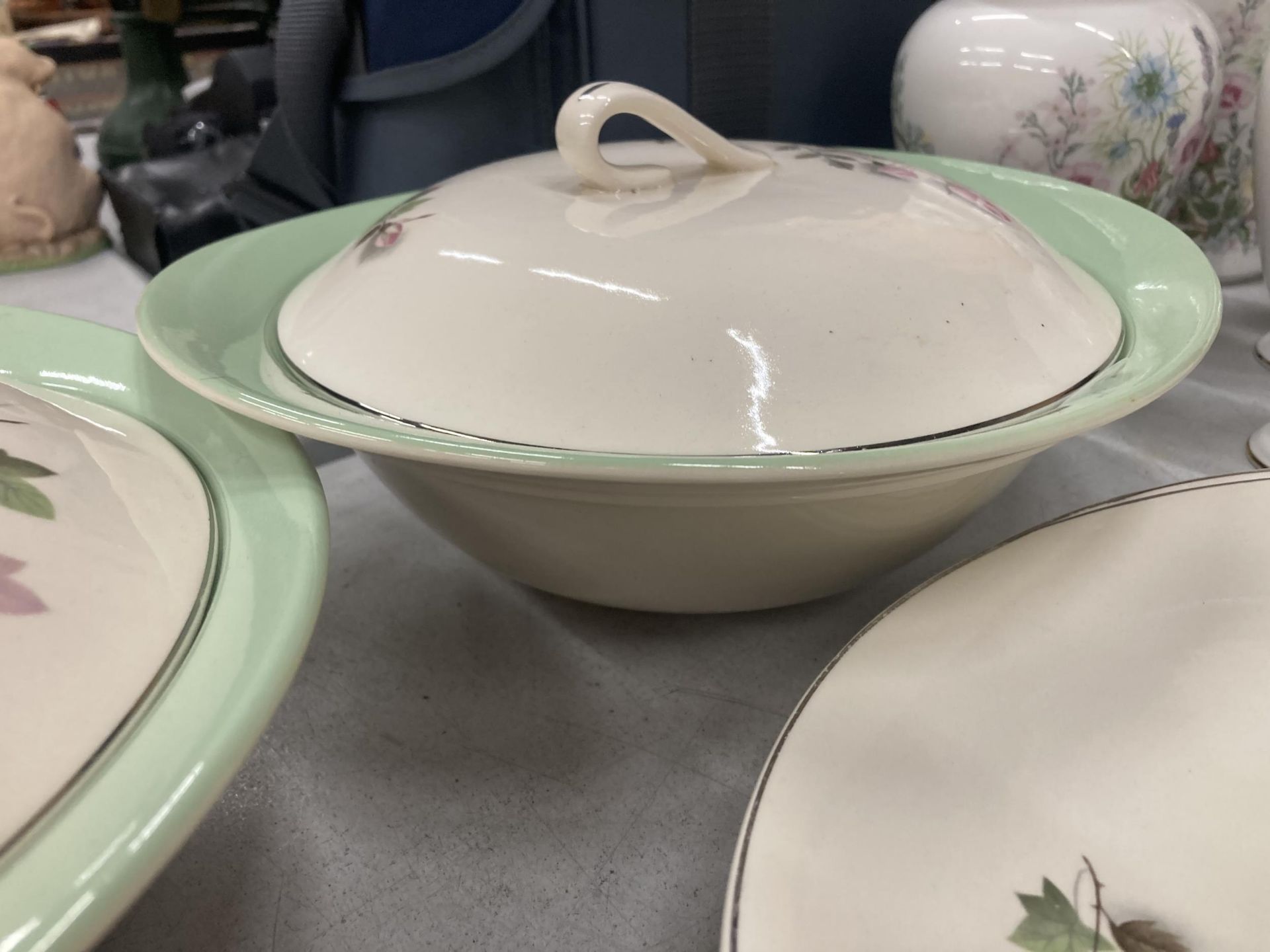 A QUANTITY OF VINTAGE JOHNSON BROS DINNER WARE TO INCLUDE SERVING TUREENS, PLATES, A SAUCE BOAT - Image 3 of 6