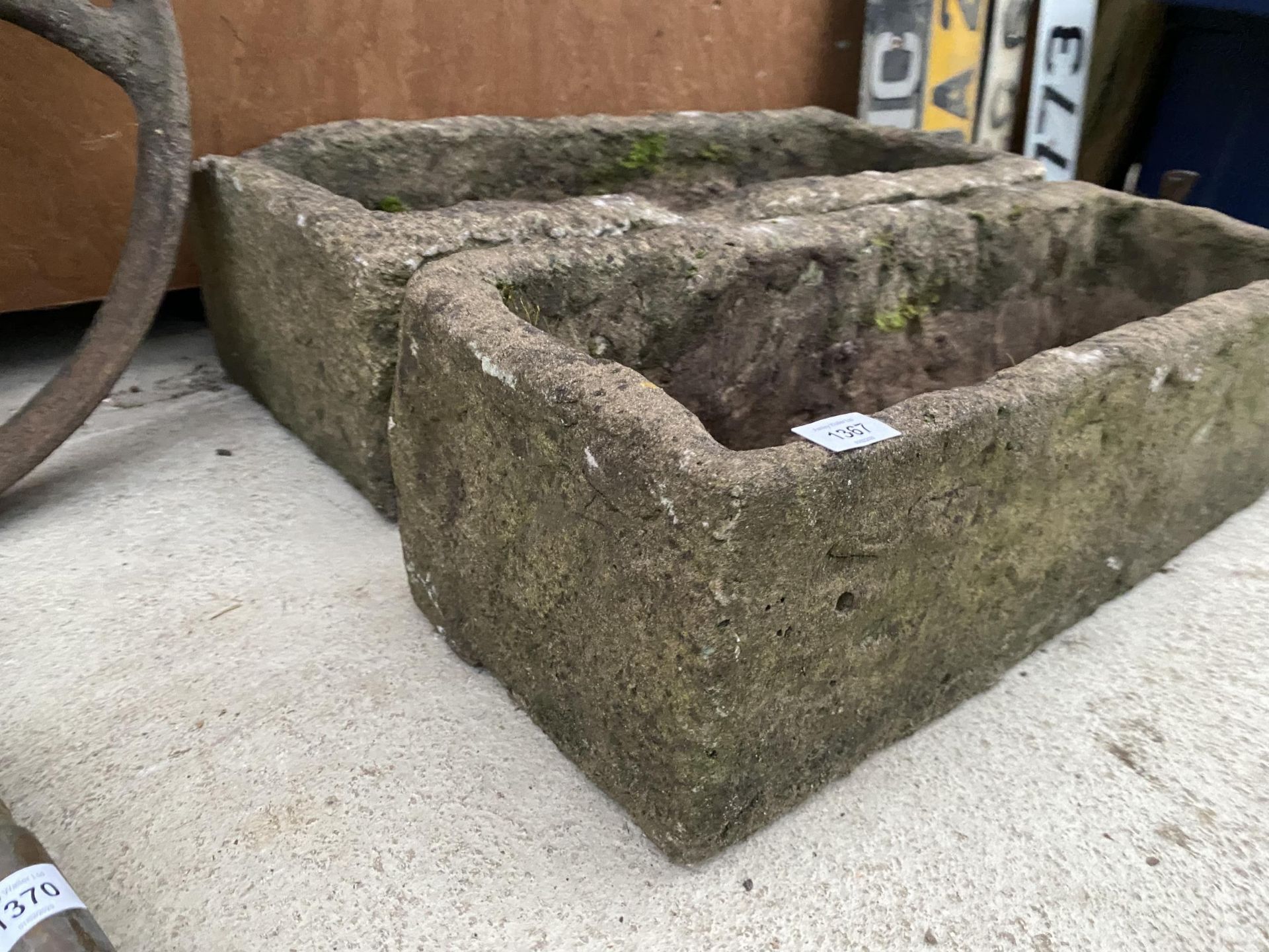 A PAIR OF RECONSTITUTED STONE PLANTER TROUGHS - Bild 4 aus 4