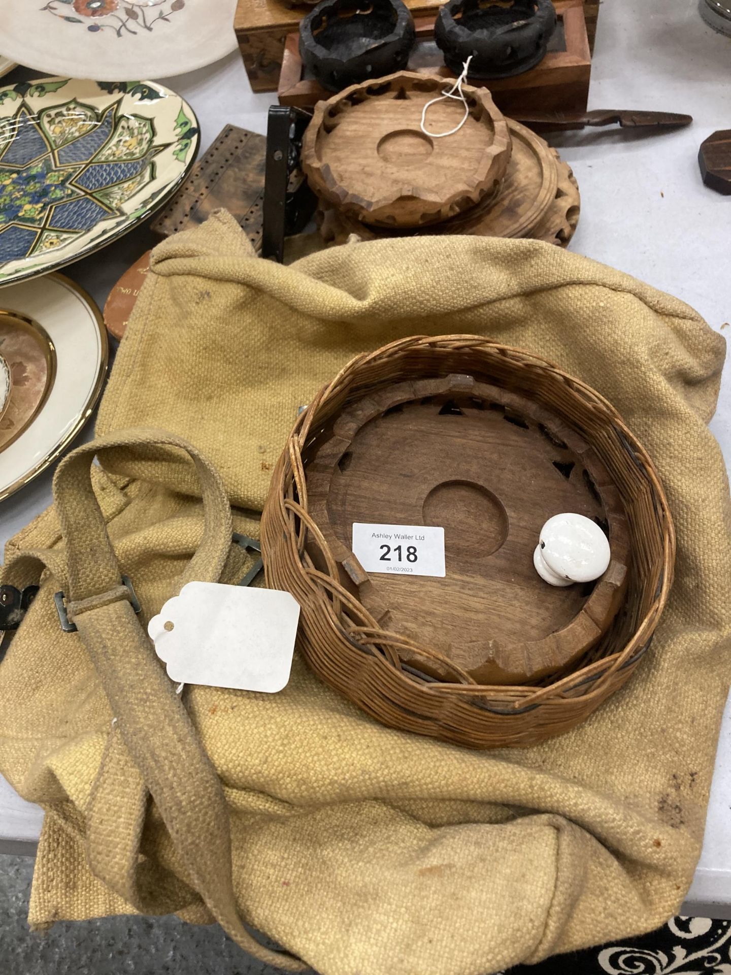 A QUANTITY OF TREEN ITEMS TO INCLUDE A CRIBBAGE BOARD, DOMINOES, CARVED ORIENTAL STANDS, ARMY BAG, - Image 2 of 4