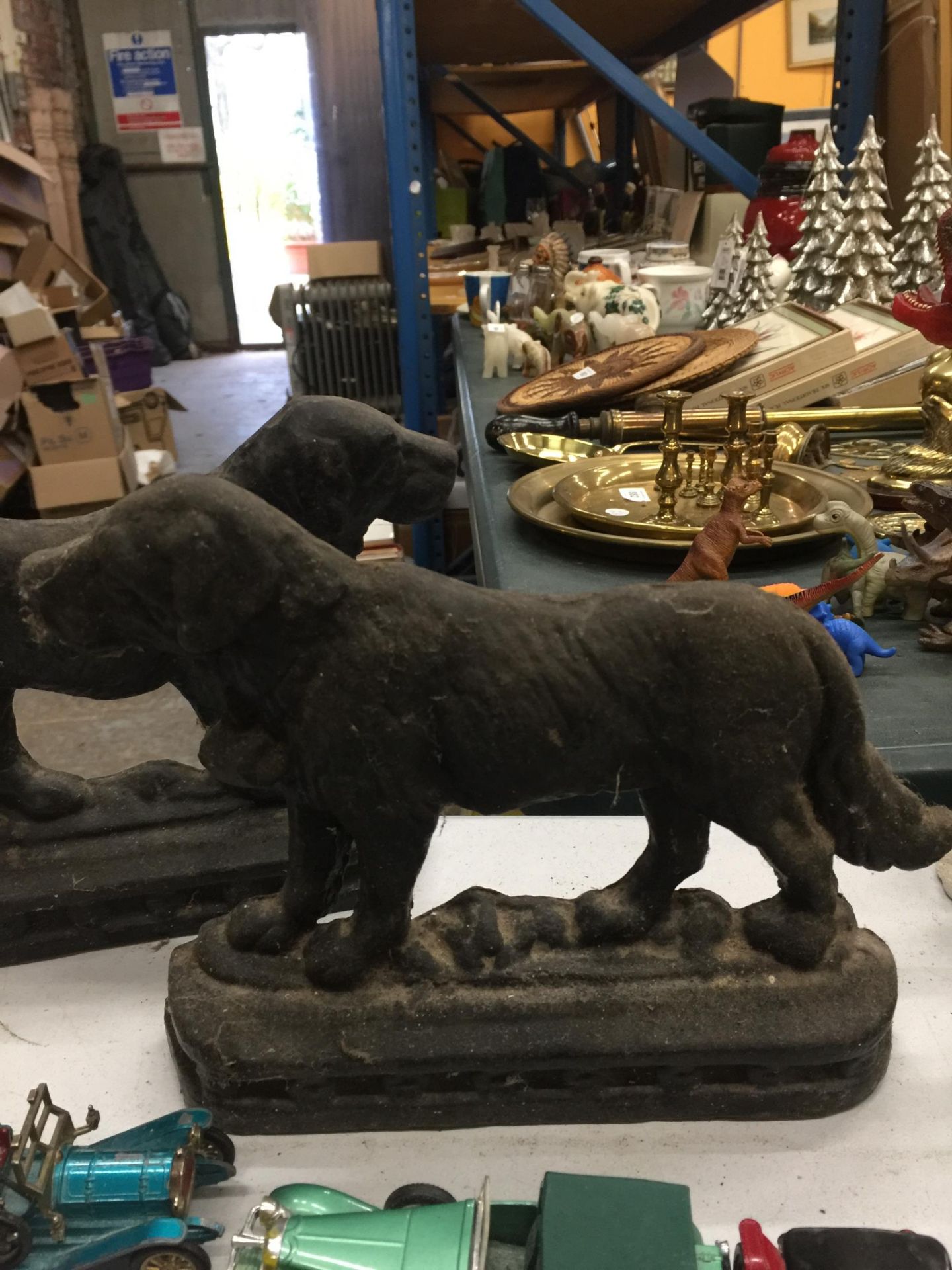 A PAIR OF VINTAGE CAST DOG DOOR STOPS - Bild 2 aus 3