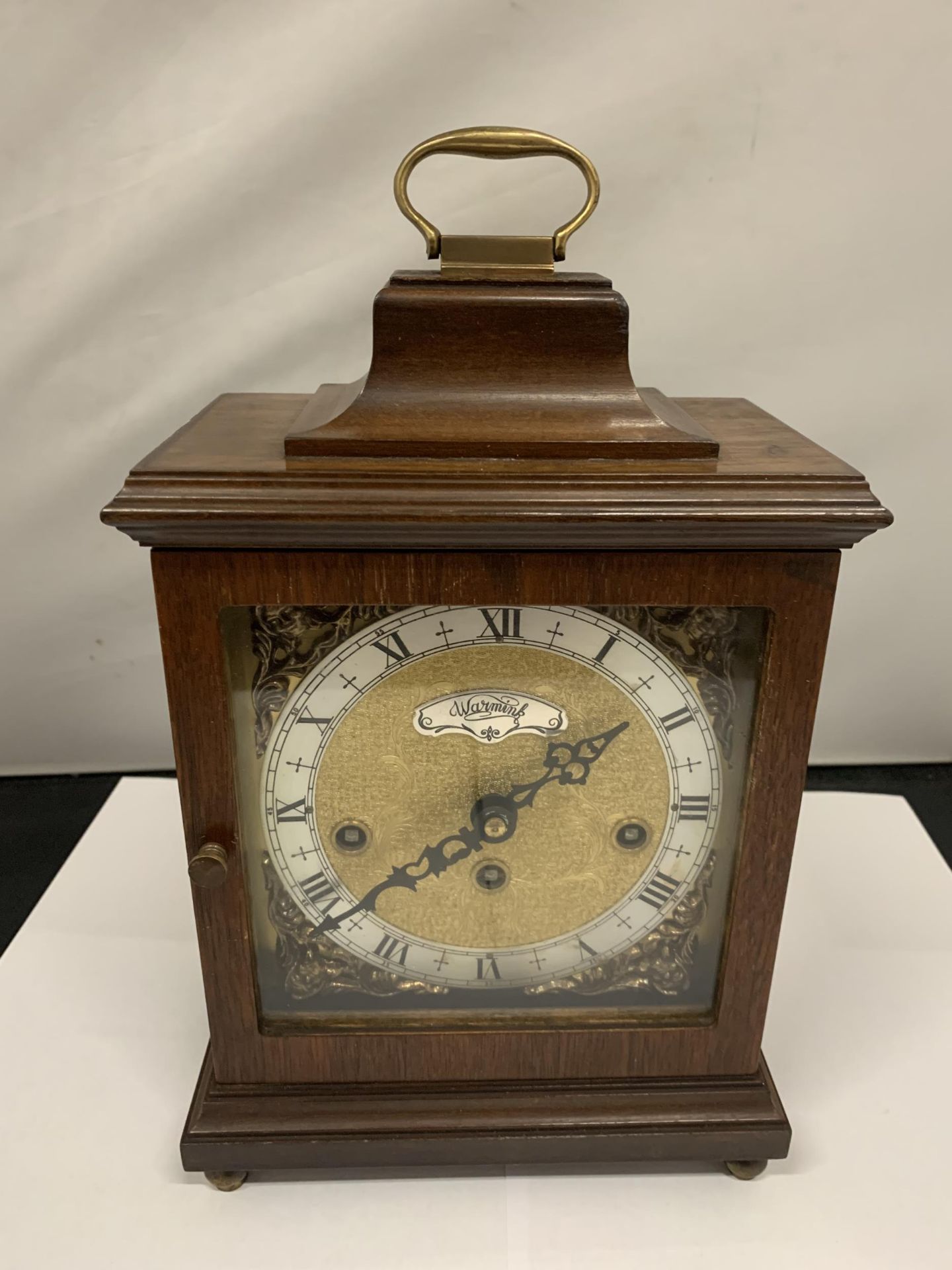A VINTAGE STYLE MAHOGANY CASED MANTLE CLOCK WITH GILT FACE HEIGHT 27CM