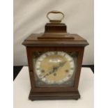 A VINTAGE STYLE MAHOGANY CASED MANTLE CLOCK WITH GILT FACE HEIGHT 27CM