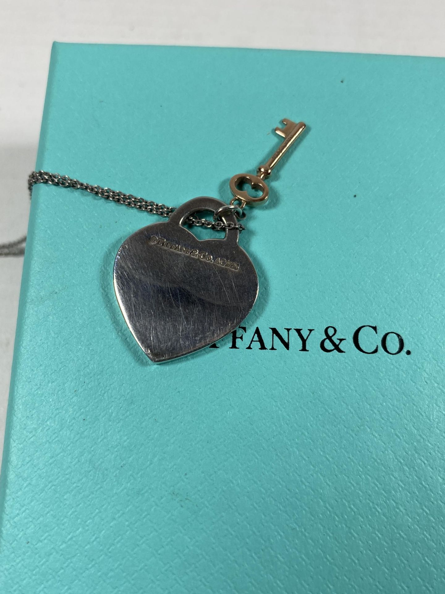 A TIFFANY & CO .925 SILVER HEART PENDANT NECKLACE WITH TIFFANY KEY & ORIGINAL RETAILER'S BOX - Image 3 of 4