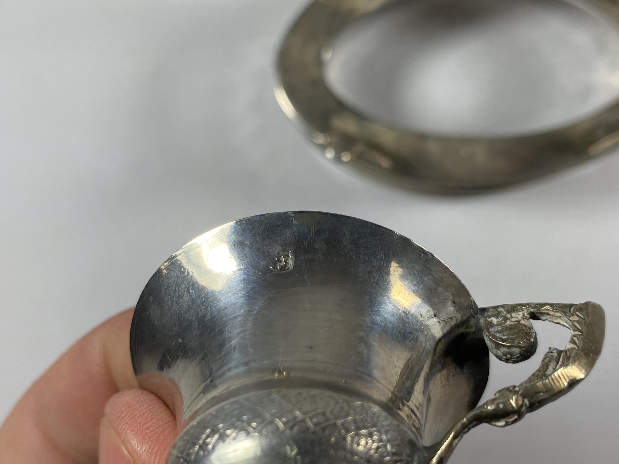 A MIXED LOT OF SILVER TO INCLUDE CHESTER HALLMARKED PEPPERETTE, HEIGHT 12CM, SILVER PIERCED BASKET & - Bild 4 aus 4