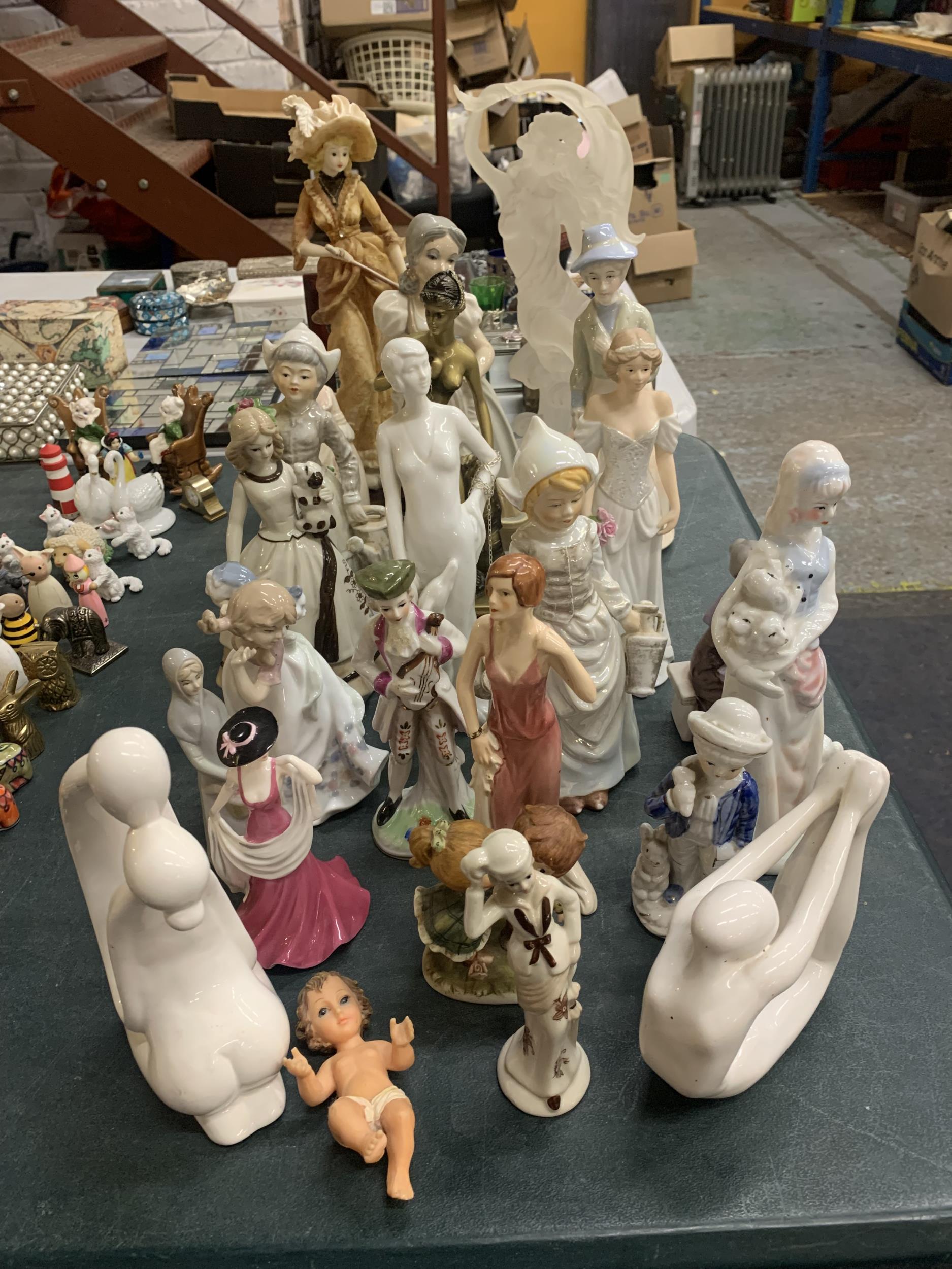 A LARGE QUANTITY OF CERAMIC FIGURES TO INCLUDE LEONARDO LADY FIGURES, ETC