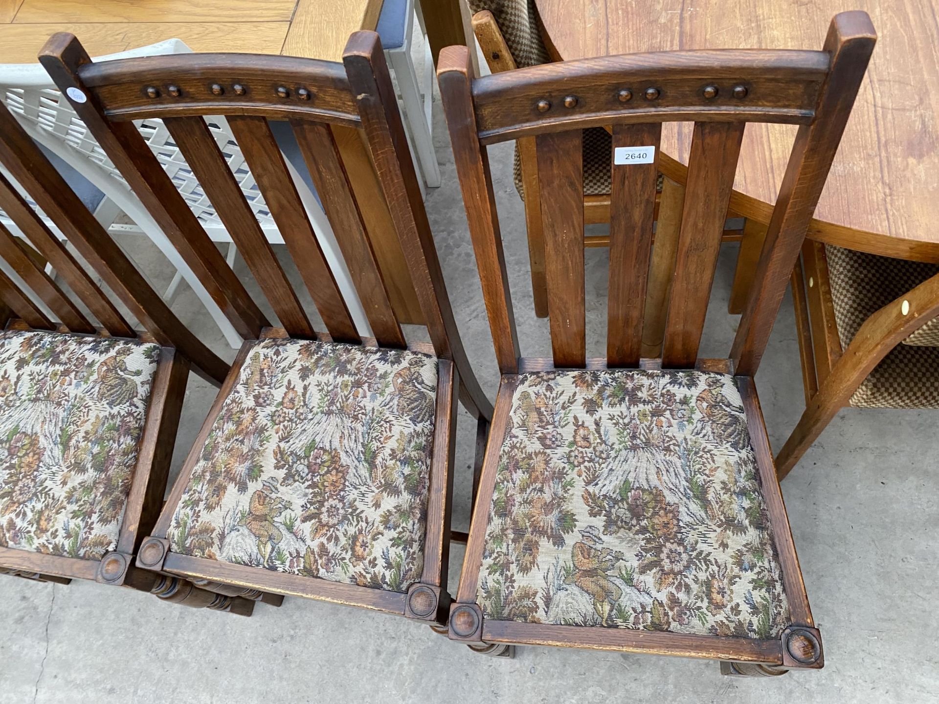 A SET OF FOUR EARLY 20TH CENTURY OAK DINING CHAIRS - Image 3 of 4