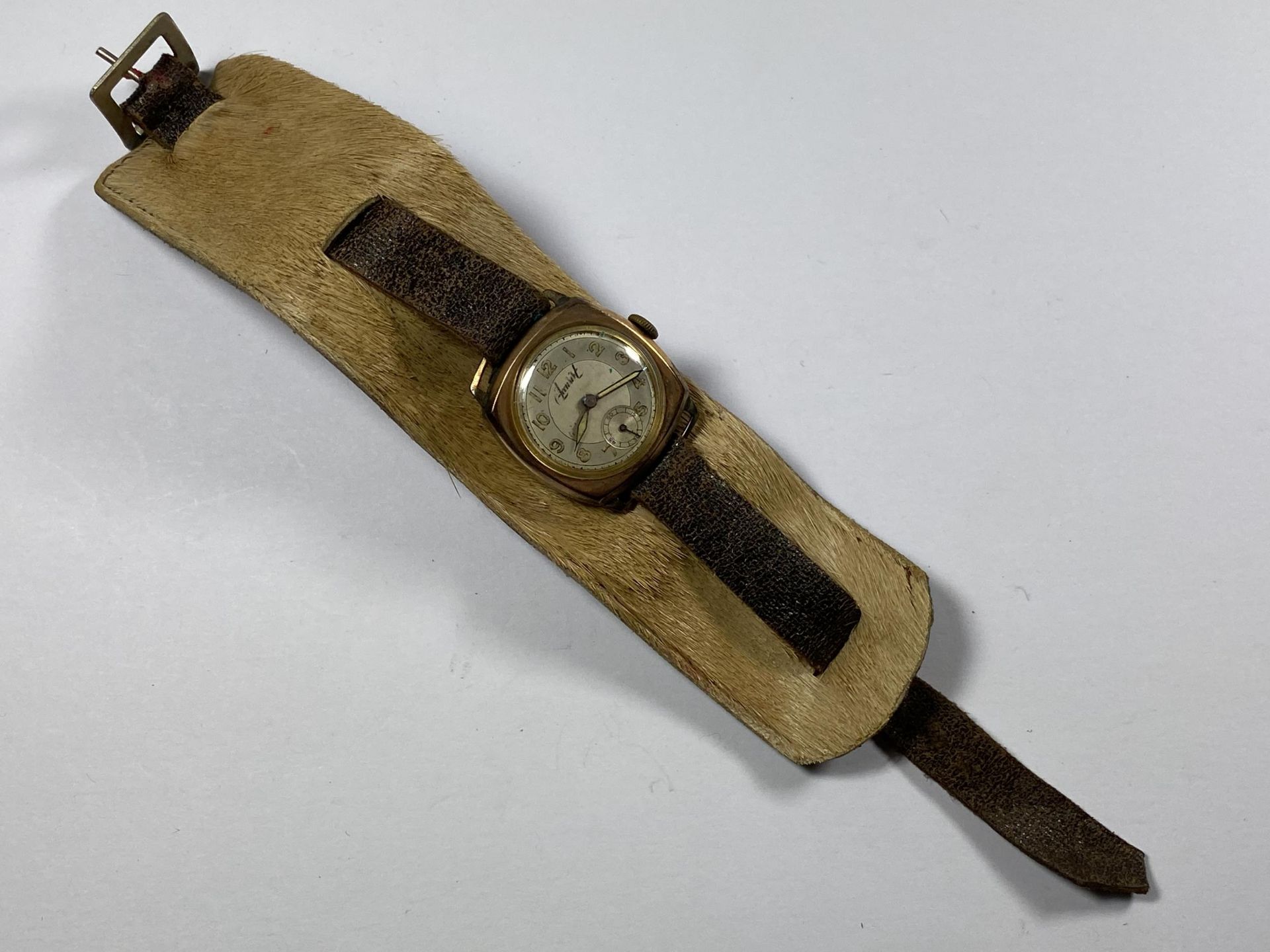 A 1940'S ACCURIST 9CT YELLOW GOLD CASED WATCH