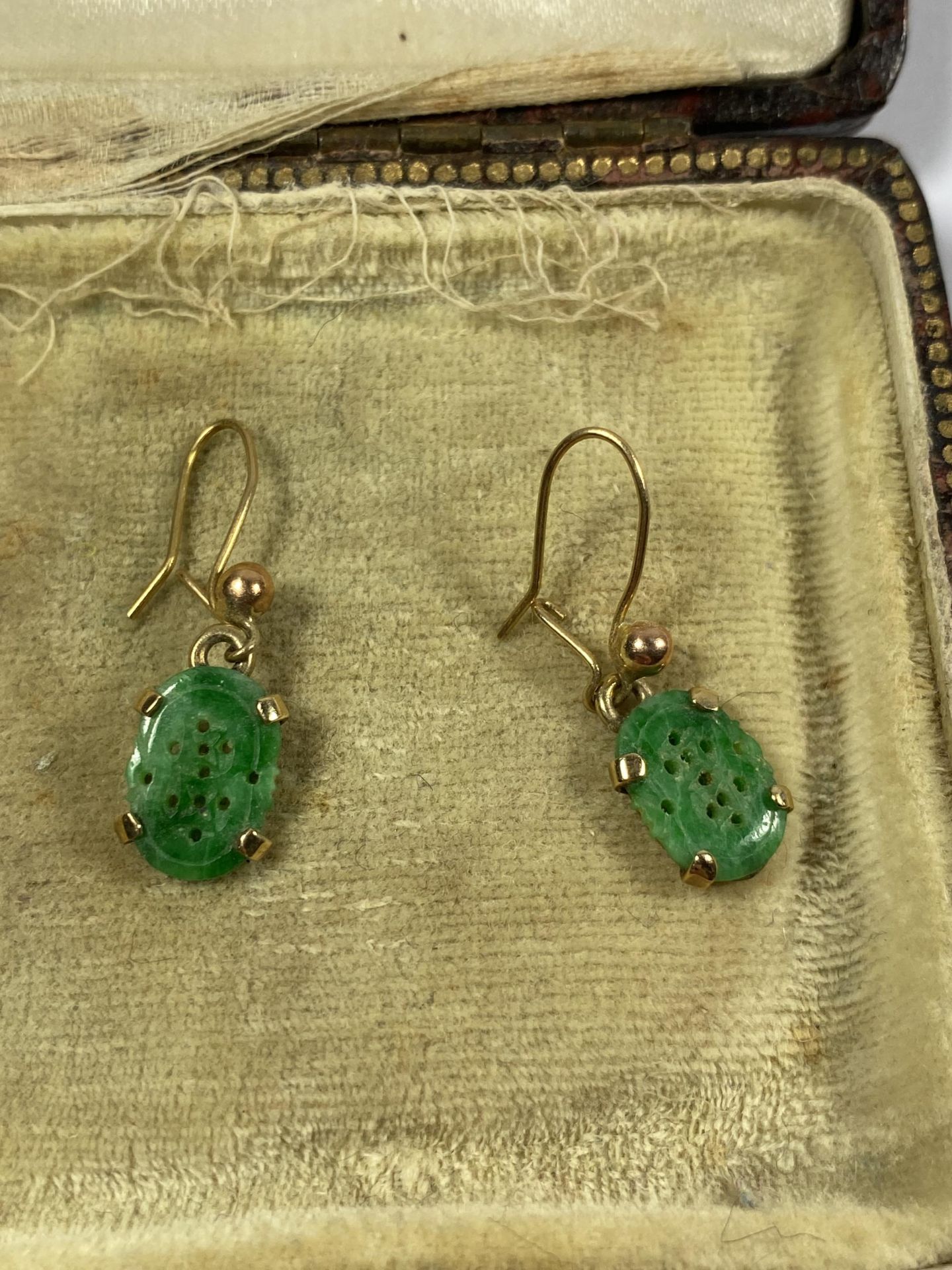 A CASED PAIR OF VINTAGE YELLOW METAL AND CARVED JADE TYPE EARRINGS - Image 2 of 3