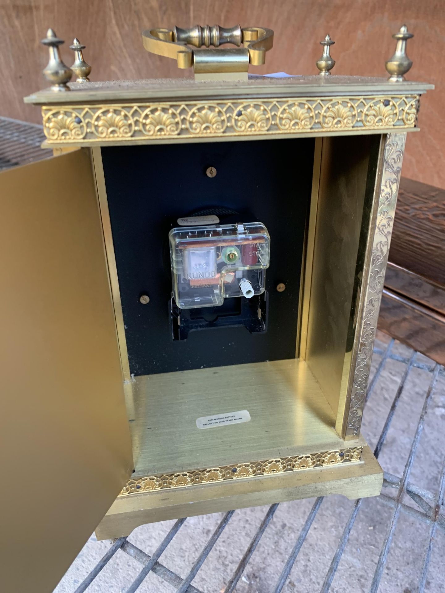 A VINTAGE GILT MANTLE CLOCK - Image 4 of 4