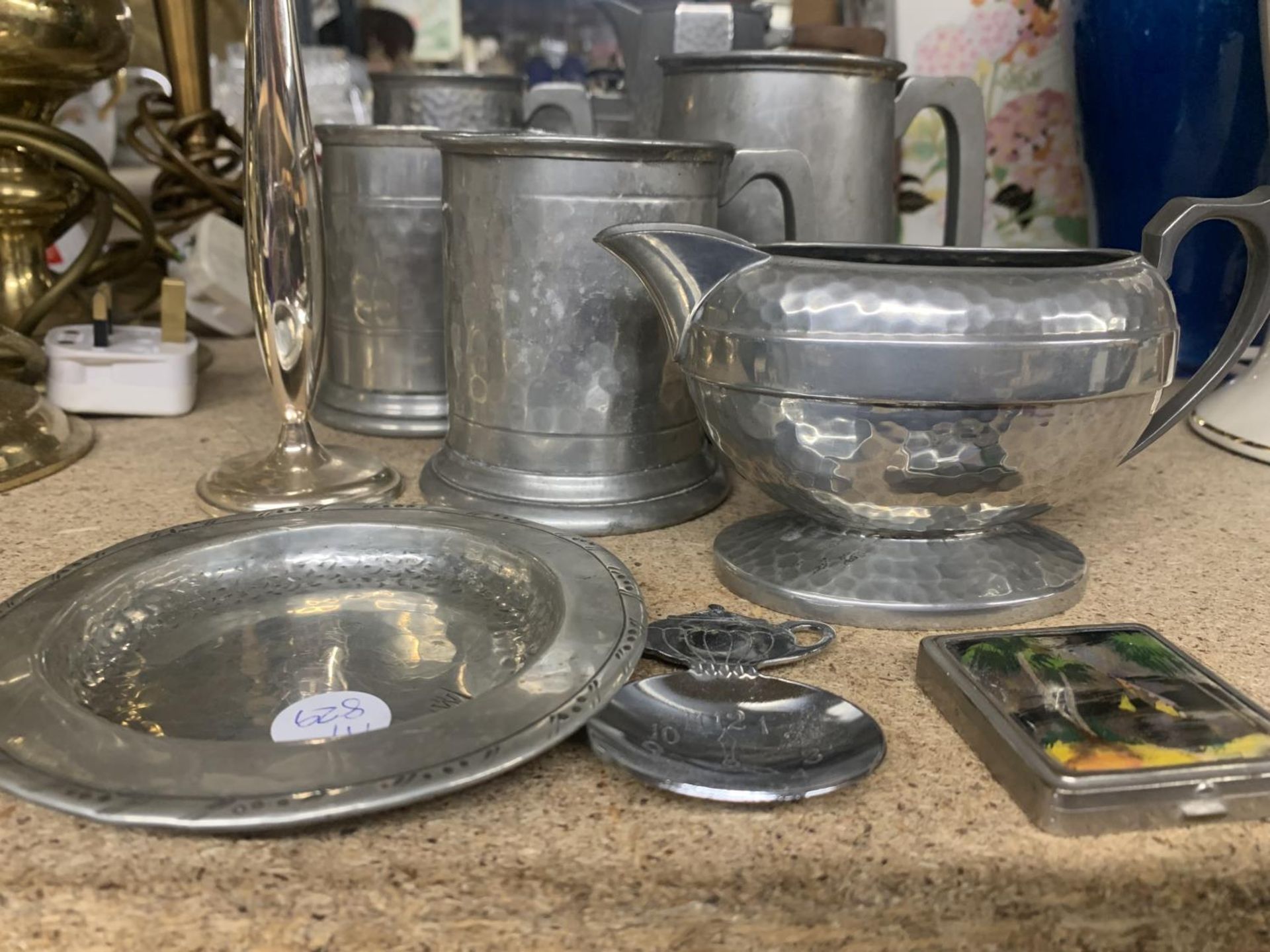 A QUANTITY OF PEWTER ITEMS TO INCLUDE TANKARDS, TEAPOTS, JUGS, BOWLS, ETC - Image 2 of 4