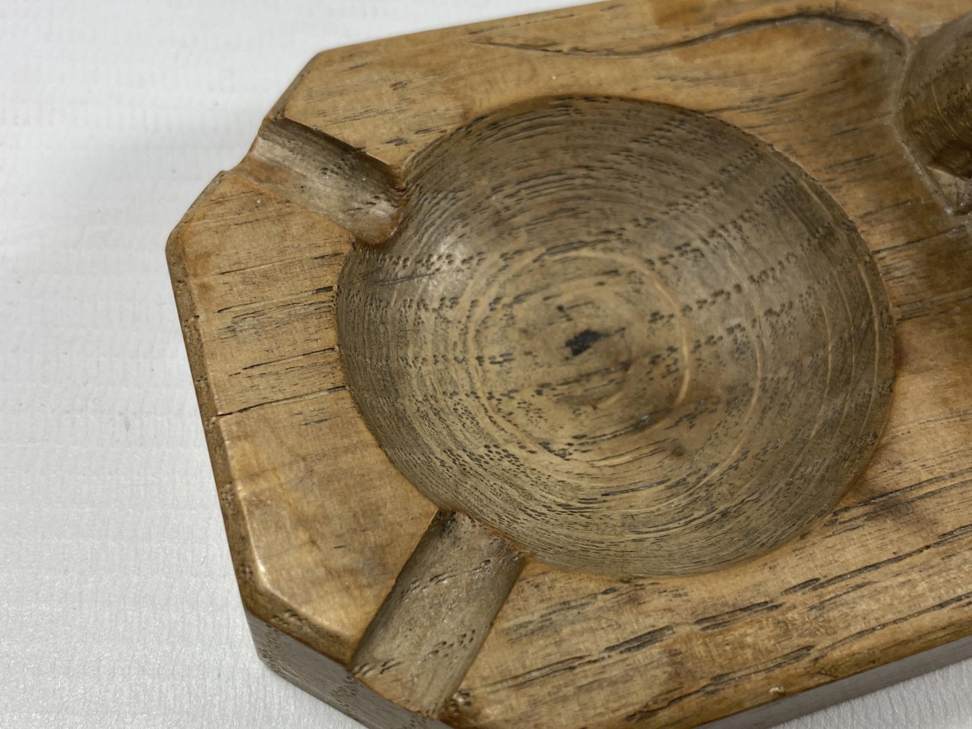 A ROBERT THOMPSON OF KILBURN, 1960'S MOUSEMAN ASHTRAY, LENGTH 10.5CM - Image 3 of 4