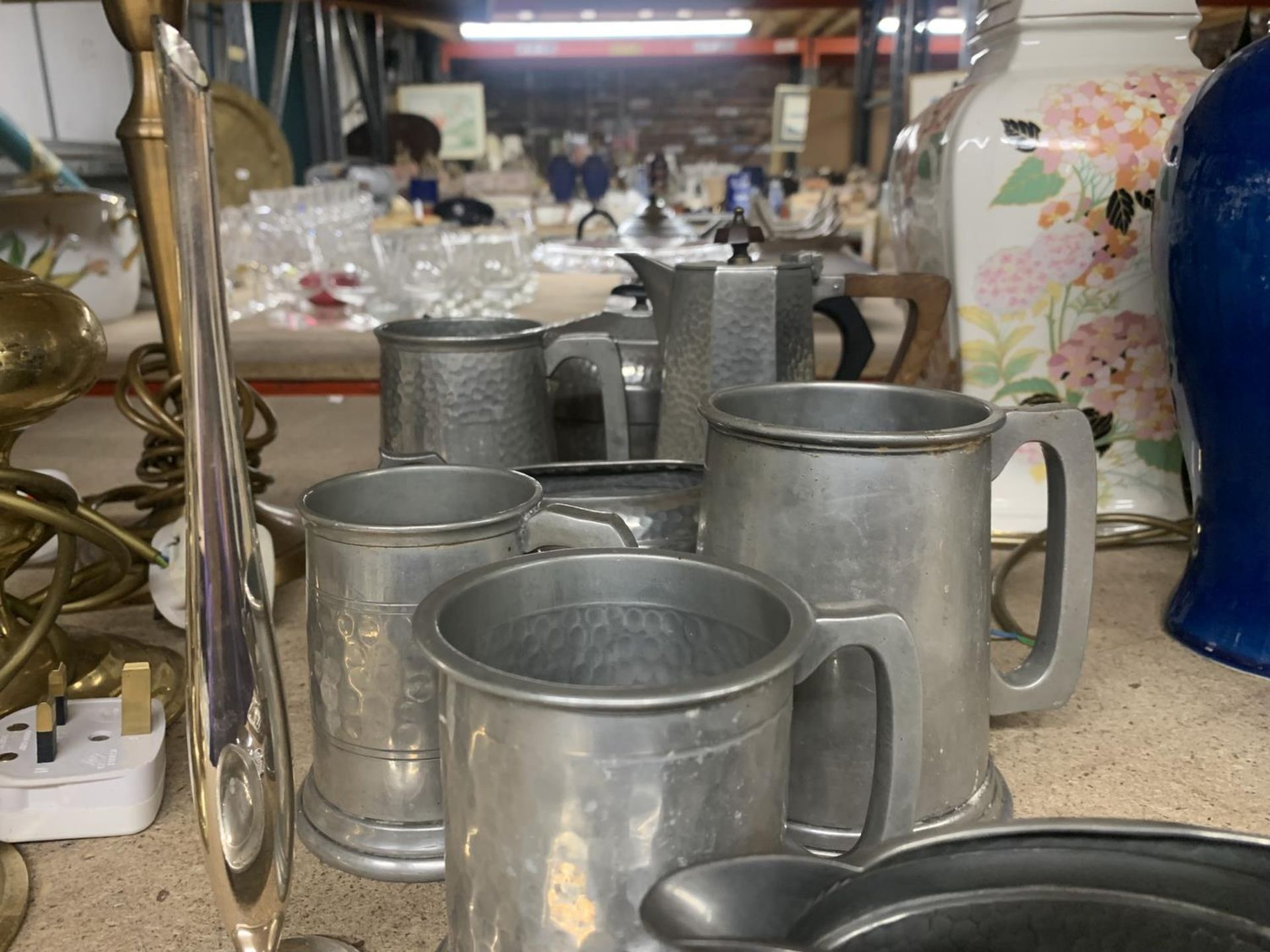 A QUANTITY OF PEWTER ITEMS TO INCLUDE TANKARDS, TEAPOTS, JUGS, BOWLS, ETC - Image 3 of 4