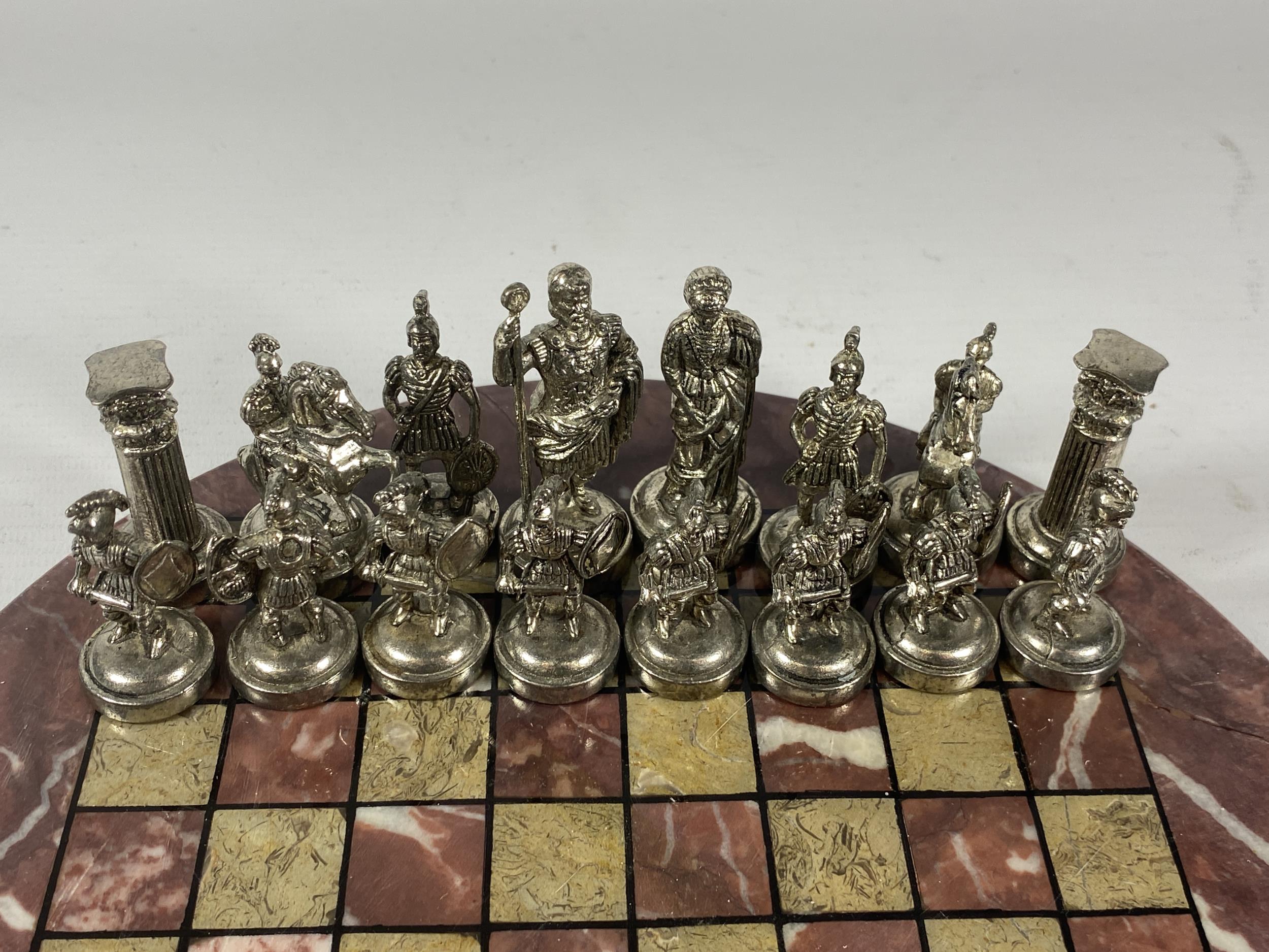 A METAL WARRIOR CHESS SET ON MARBLE BASE, BOARD DIAMETER 26CM - Bild 2 aus 3