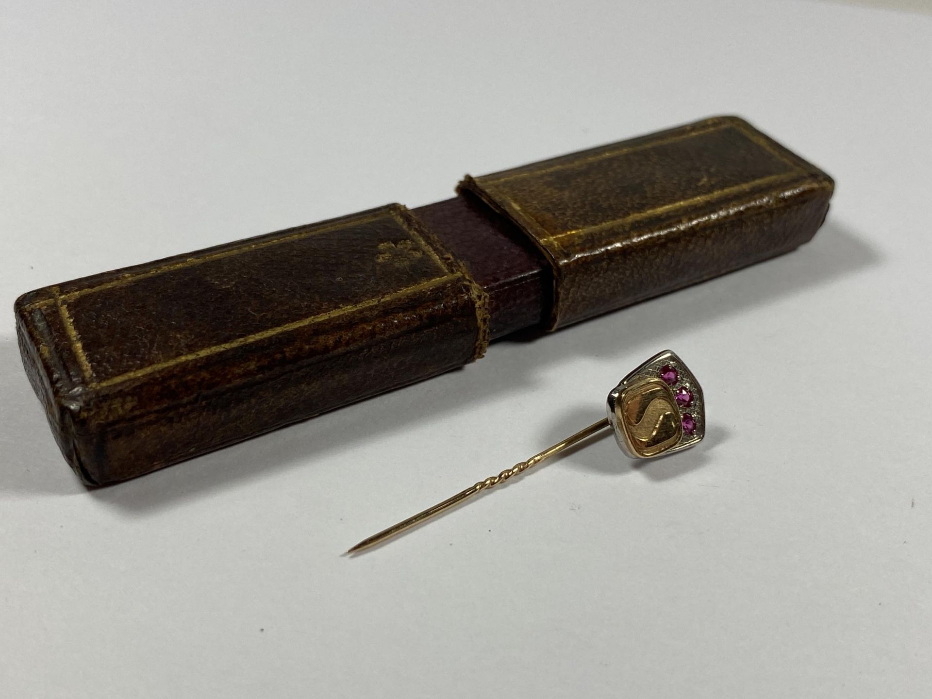 A VINTAGE 9CT YELLOW GOLD & RUBY STICK PIN, WEIGHT 2.26G