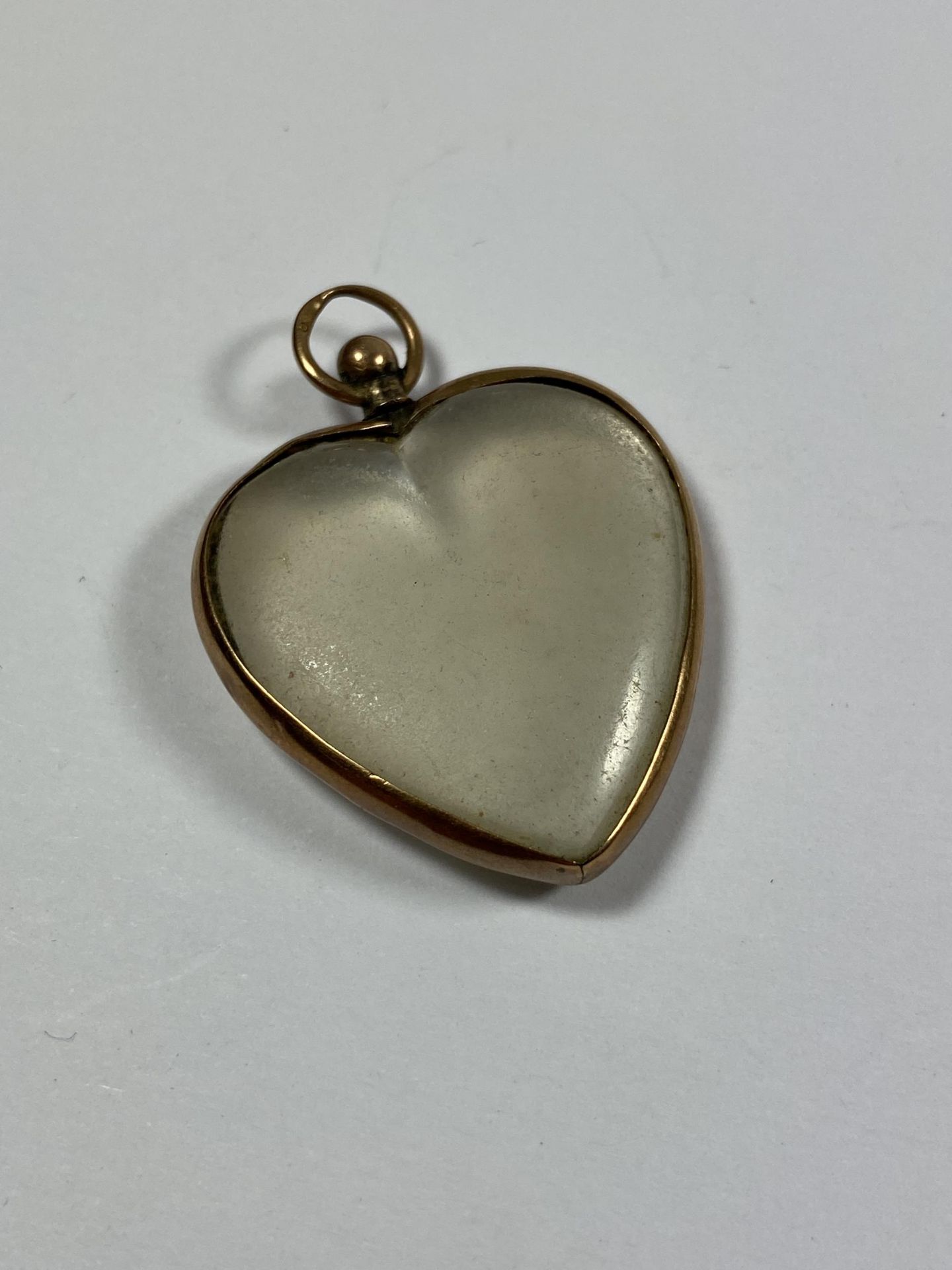 A VINTAGE 9CT YELLOW GOLD & CLEAR GLASS CASED HEART PENDANT - Image 2 of 4