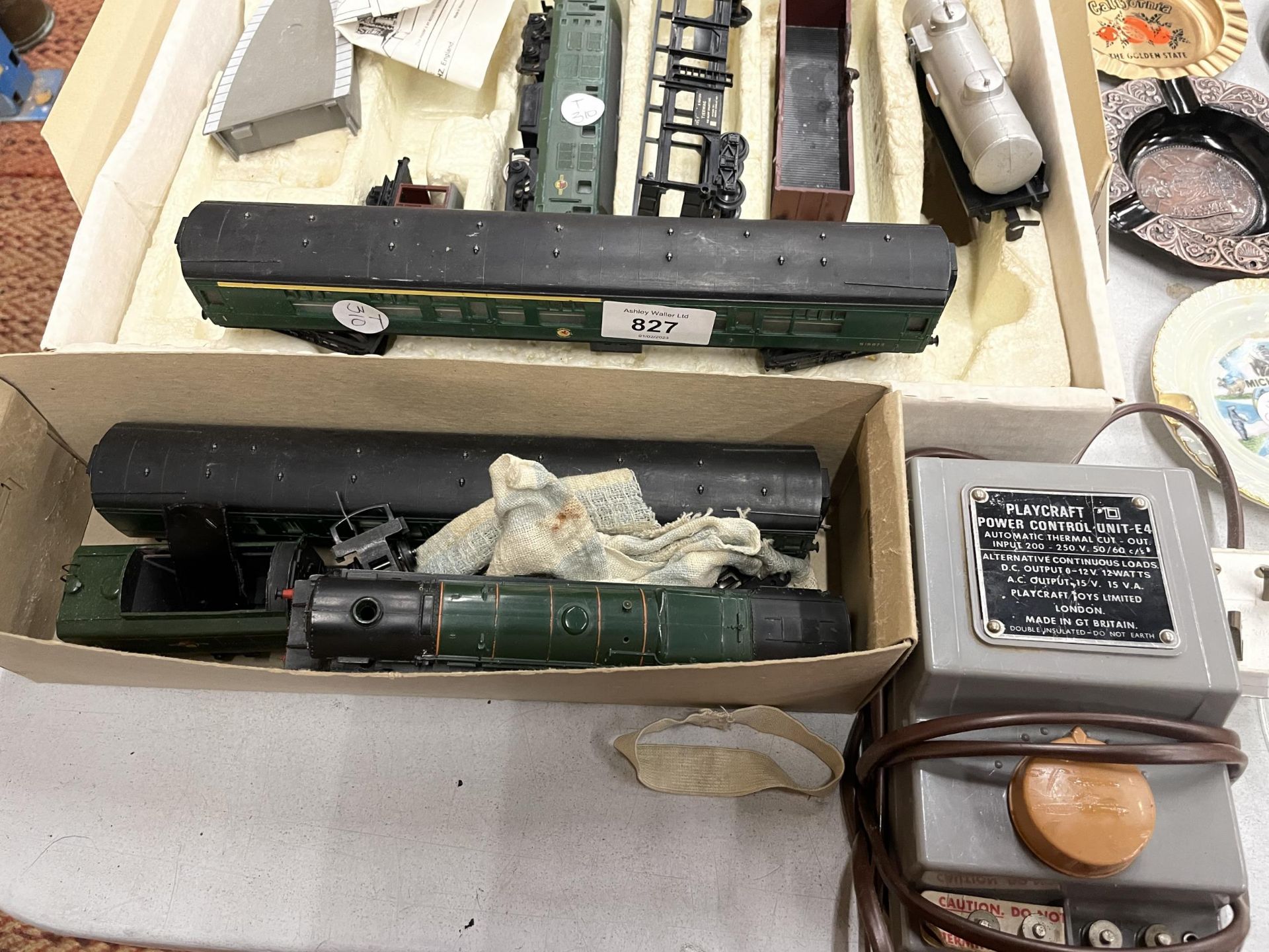 A QUANTITY OF RAILWAY ITEMS TO INCLUDE HORNBY TRAIN TRACK, A STEAM ENGINE, CARRIAGES, A TRANSFORMER, - Image 2 of 4