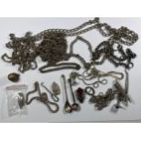 A MIXED LOT OF SILVER AND WHITE METAL ITEMS TO INCLUDE SILVER MUSTARD SPOON, SILVER PENDANT ETC