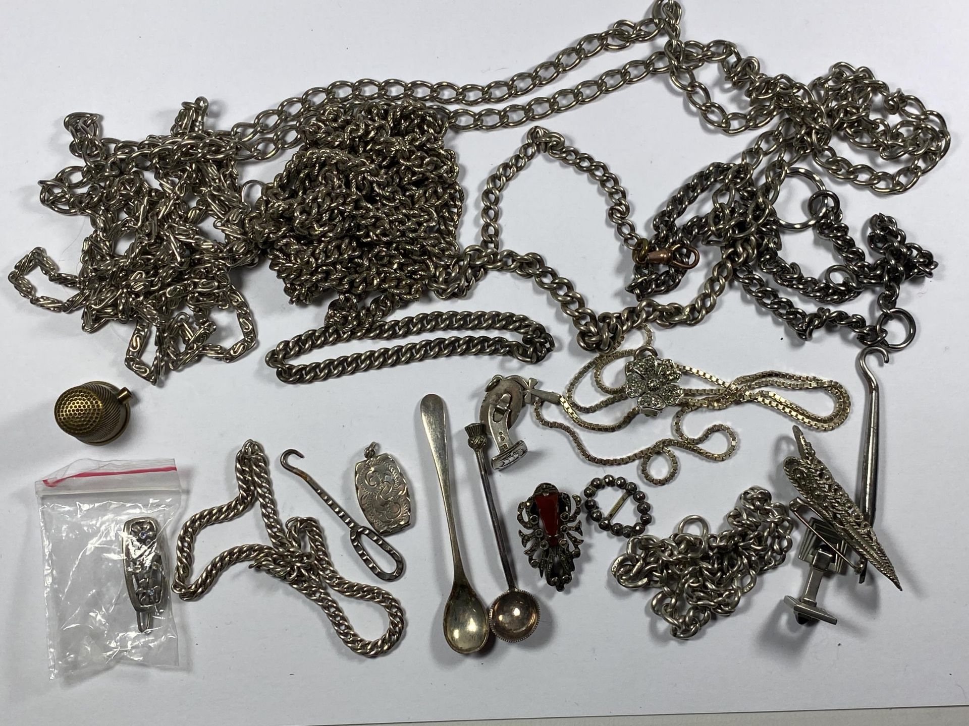 A MIXED LOT OF SILVER AND WHITE METAL ITEMS TO INCLUDE SILVER MUSTARD SPOON, SILVER PENDANT ETC