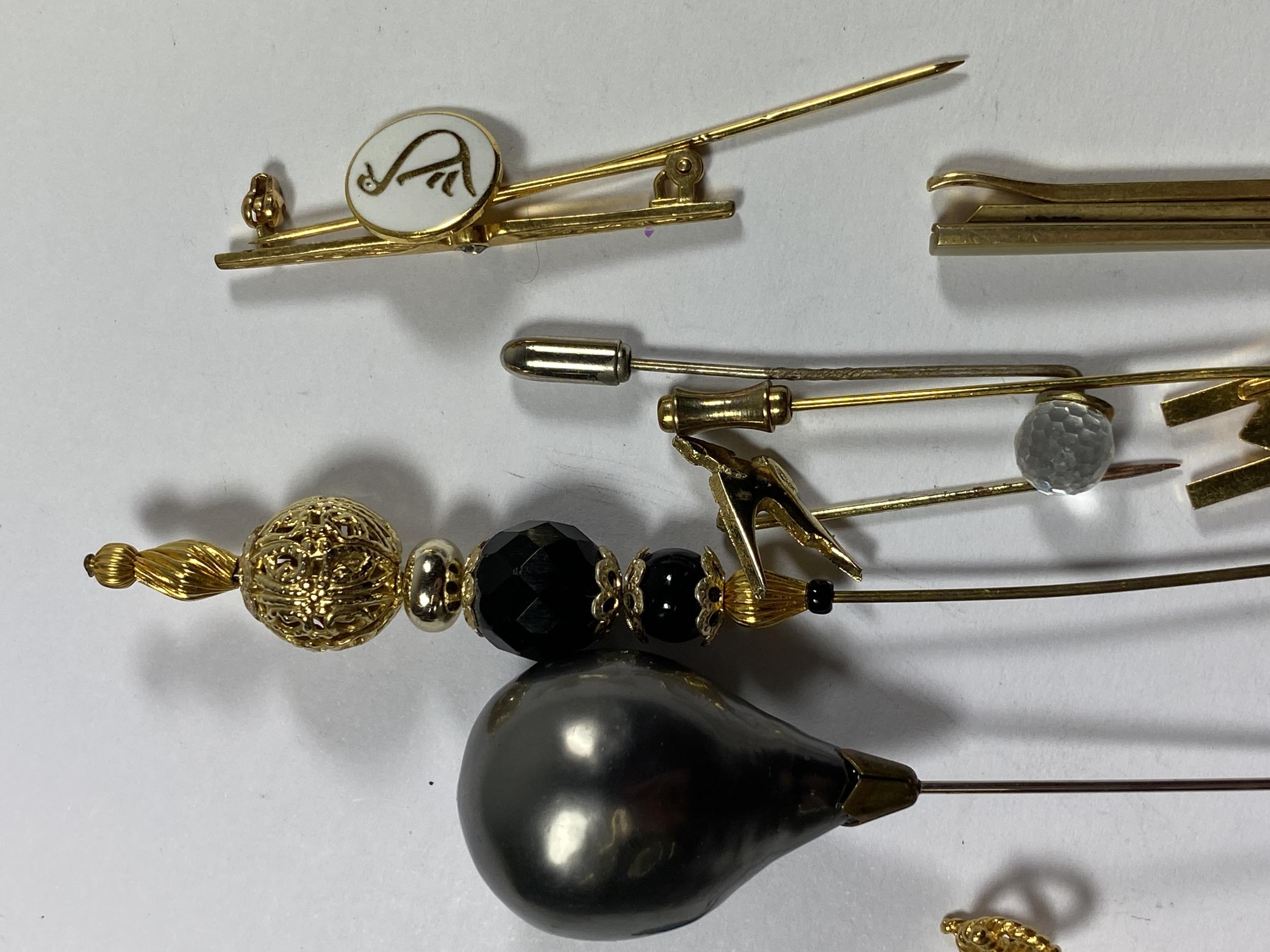 A BAG OF ASSORTED PIN BROOCHES & HAT PINS - Image 2 of 2