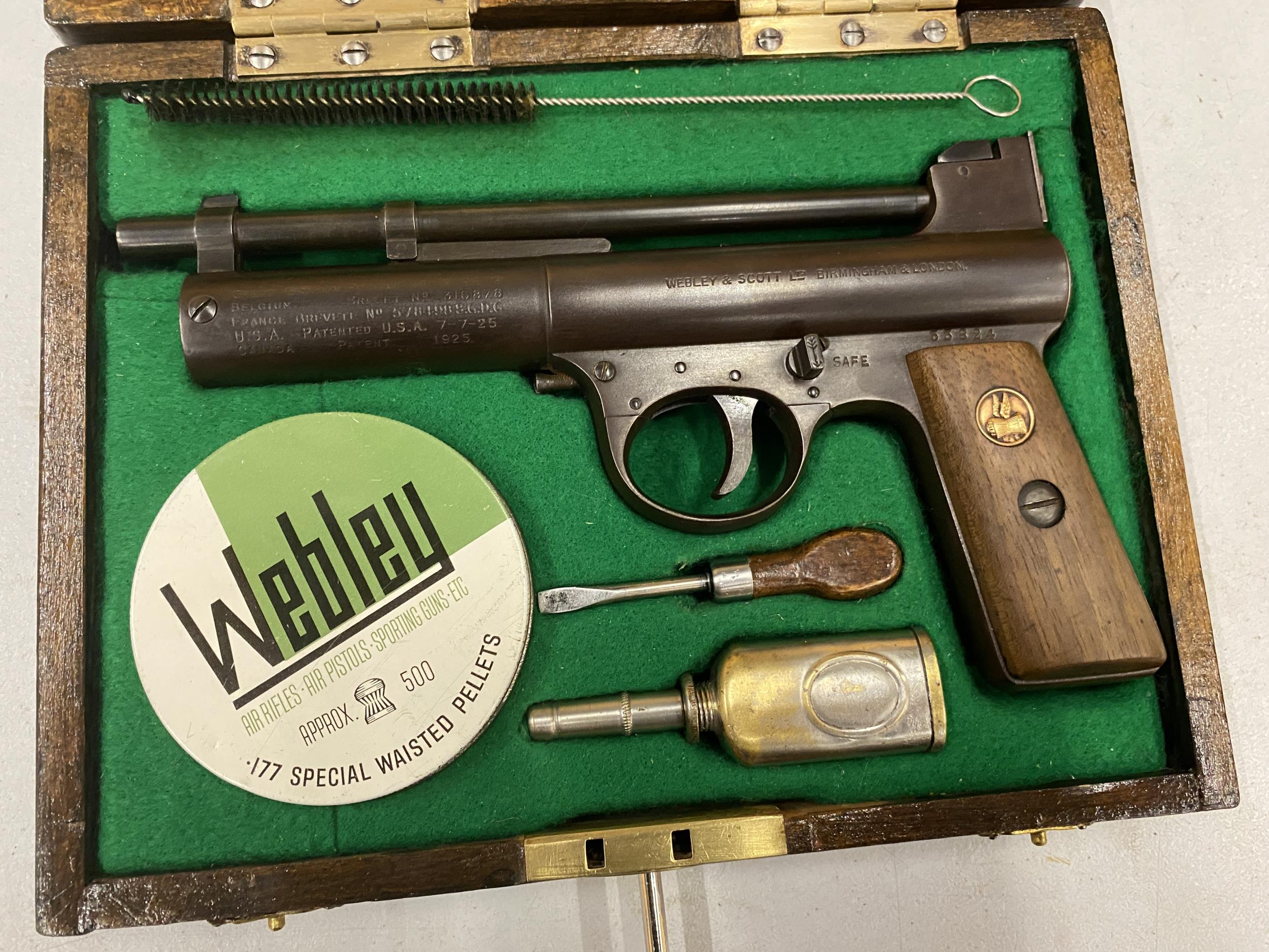 A GOOD QUALITY CASED WEBLEY AND SCOTT LTD .177 CALIBRE MARK I AIR PISTOL, SERIAL NUMBER 33824, - Image 2 of 3