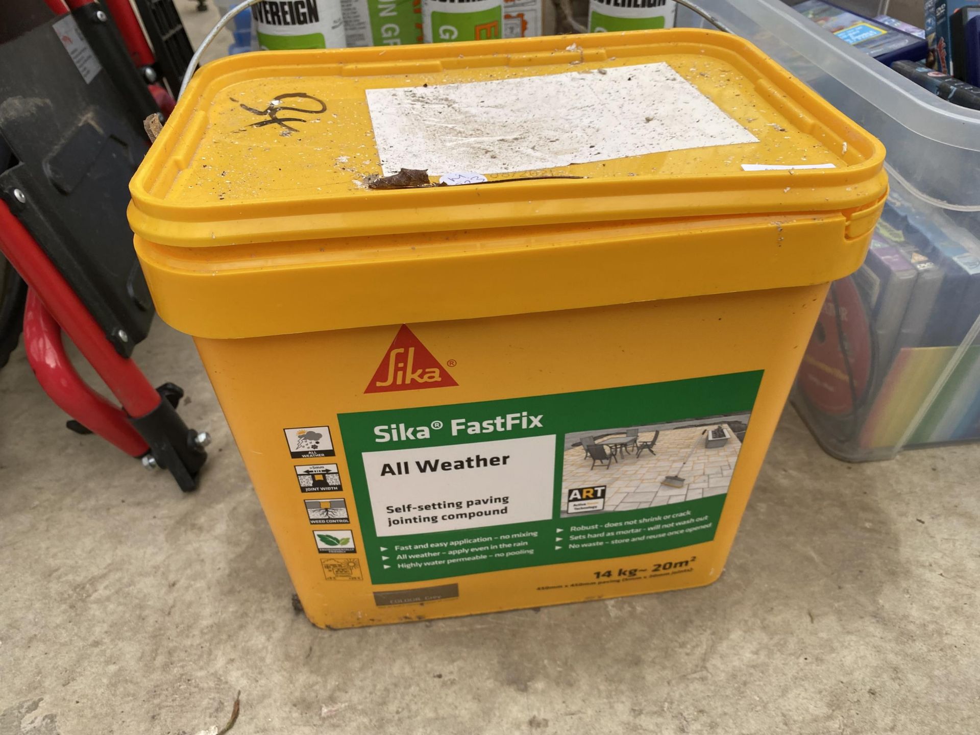 A TUB OF SIKA FASTFIX PAVING JOINTING COMPOUND AND SIX TINS OF GUN GRADE GAP FILER - Image 2 of 3