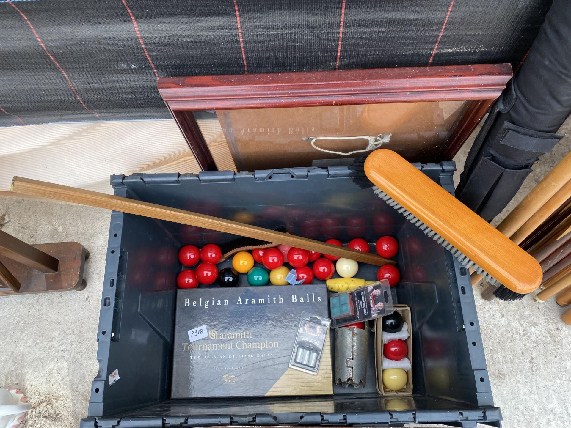 A LARGE ASSORTMENT OF SNOOKER EQUIPMENT TO INCLUDE BALLS, CUES AND A SCORE BOARD ETC - Image 3 of 4