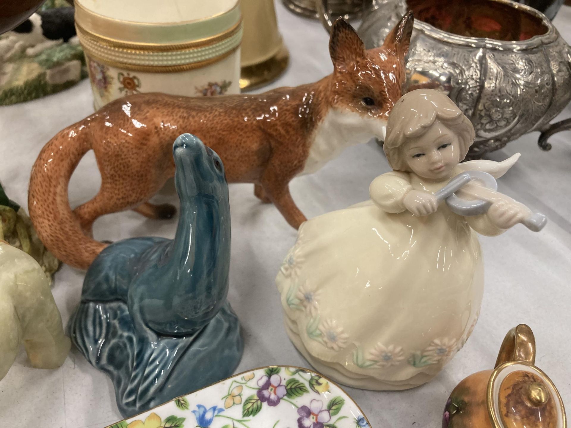 A QUANTITY OF CERAMIC ITEMS TO INCLUDE A MELBAWARE HORSE, LEONARDO 'THE SHEPHERD, A FOX, POOLE - Image 4 of 5