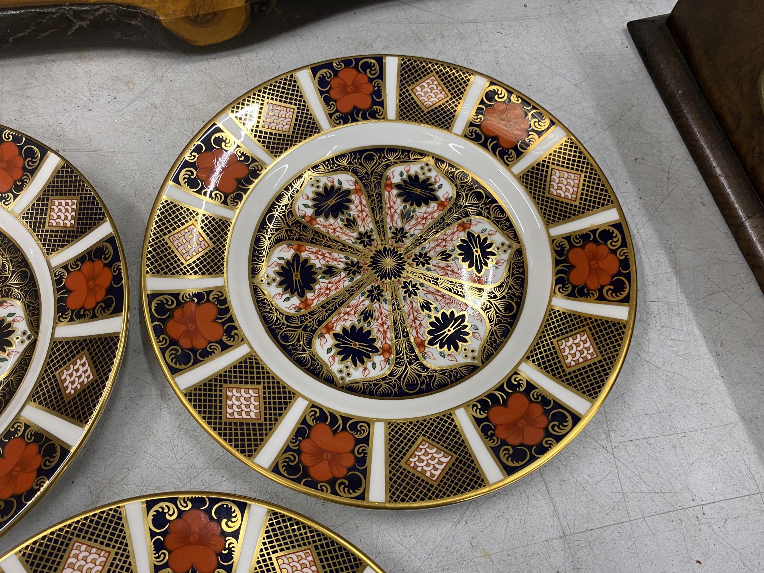 A SET OF THREE ROYAL CROWN DERBY IMARI DINNER PLATES, DIAMETER 21CM - Bild 4 aus 7