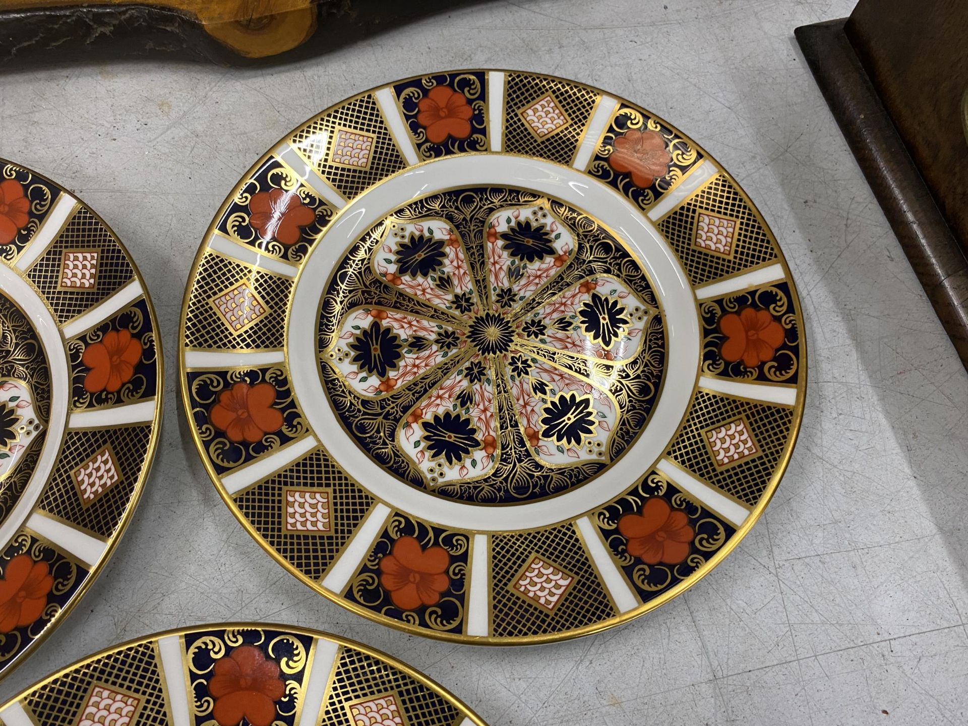 A SET OF THREE ROYAL CROWN DERBY IMARI DINNER PLATES, DIAMETER 21CM - Image 4 of 7