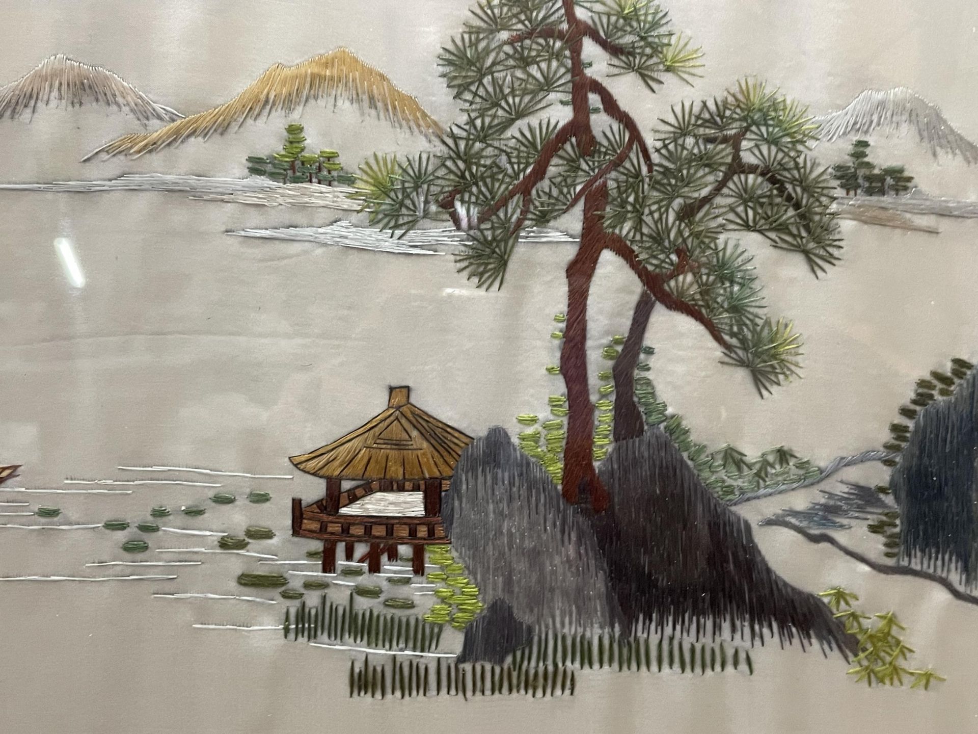 A FRAMED SILK EMBROIDERY OF AN ORIENTAL SCENE - Image 2 of 2