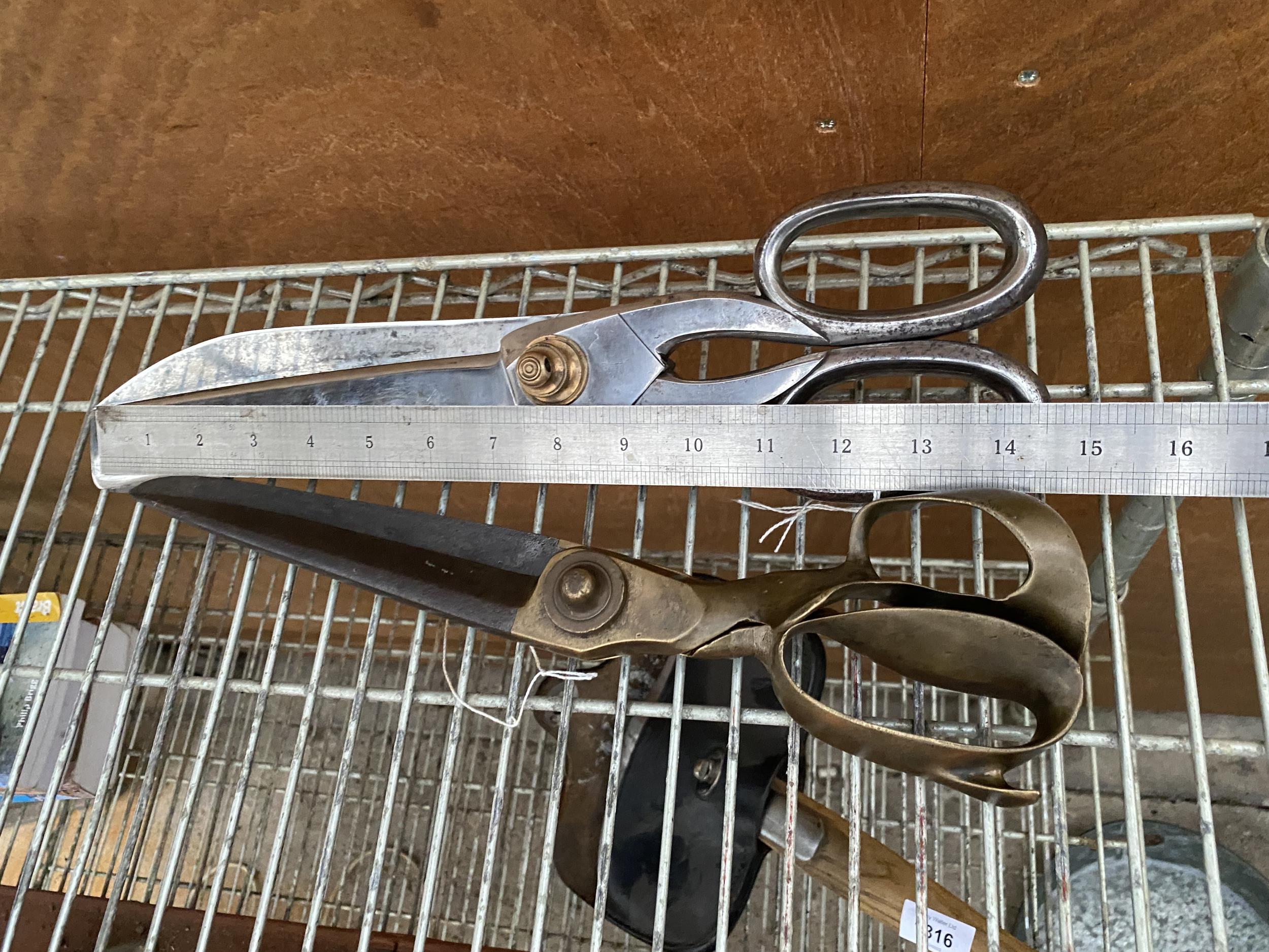 TWO PAIRS OF EXTREMELY LARGE SCISSORS - Bild 2 aus 2