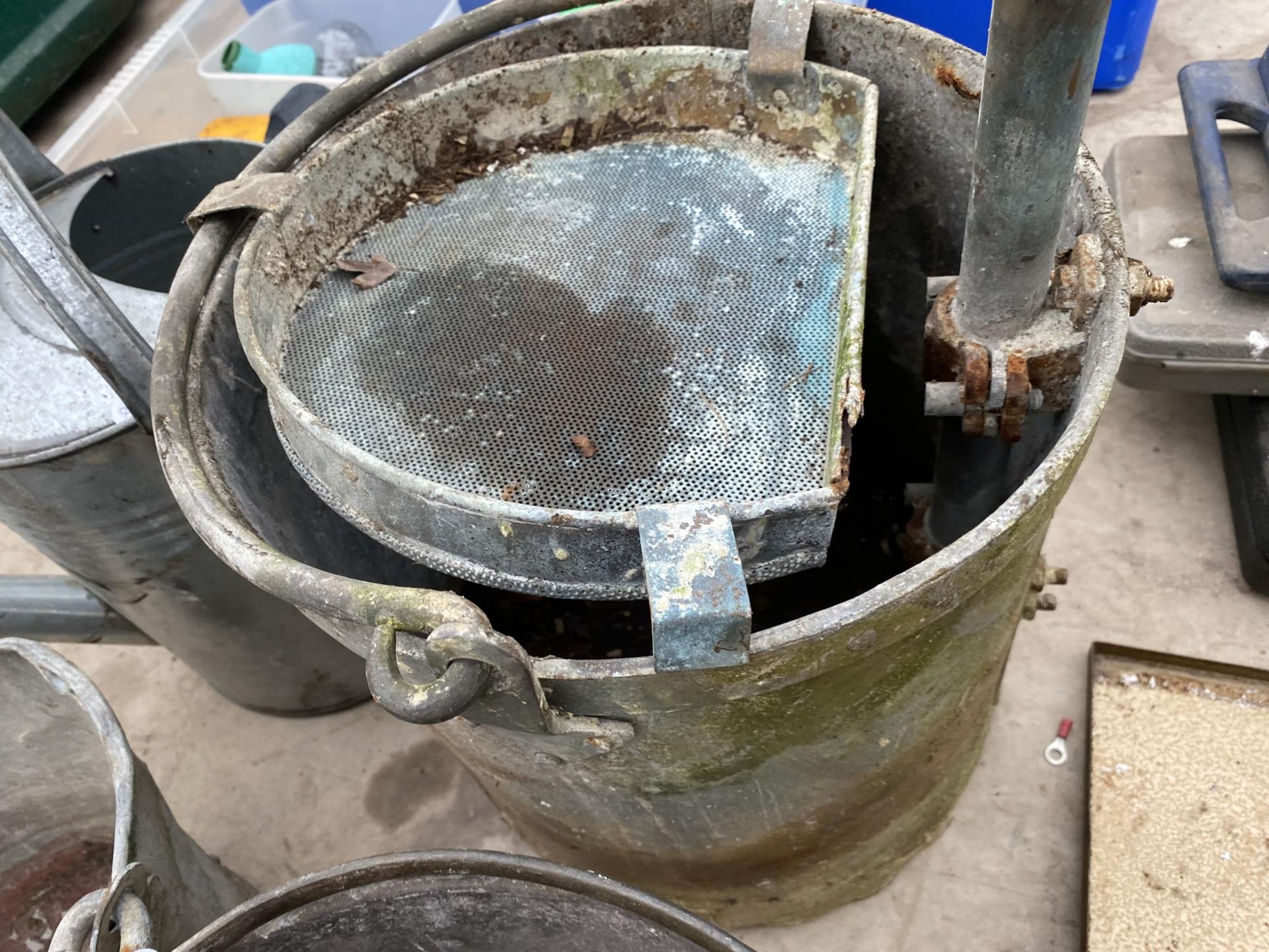 AN ASSORTMENT OF GALVANISED ITEMS TO INCLUDE TWO BUCKETS AND A WATERING CAN - Image 4 of 5