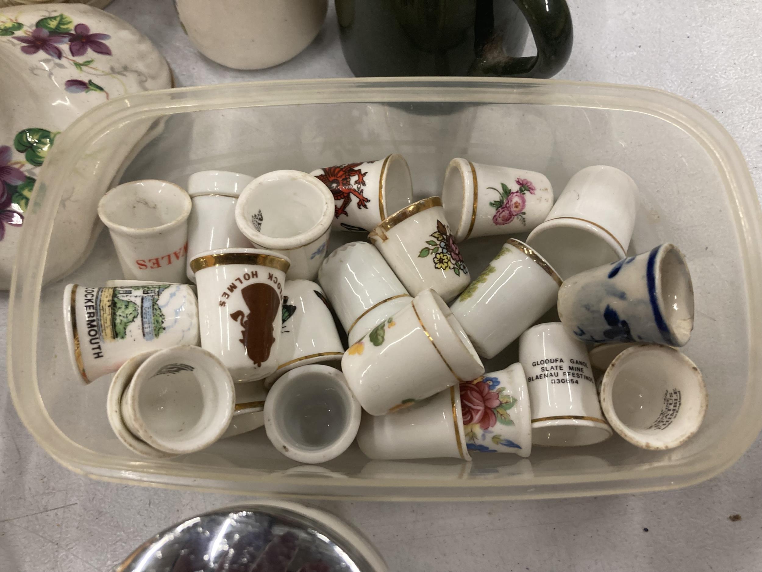 A MIXED LOT OF CERAMICS TO INCLUDE THIMBLES, A ROYAL WORCESTER EGG CODDLER, A CANDLESTICK, PIN - Image 6 of 6