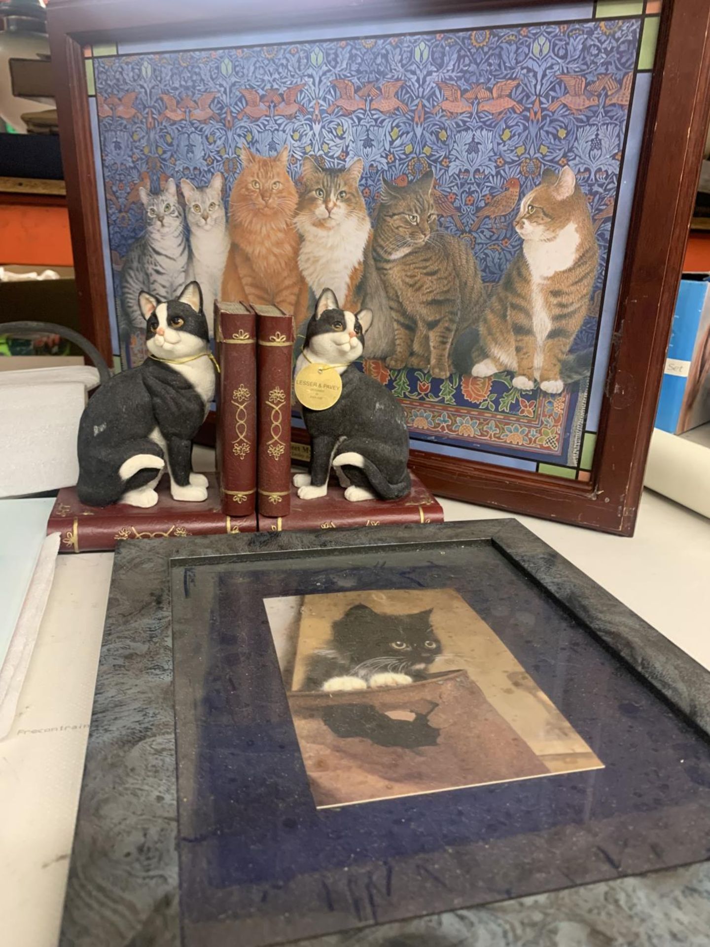 A QUANTITY OF CAT RELATED ITEMS TO INCLUDE A CLOCK, LANTERN, BOOKENDS, STAINED GLASS PANORAMA, ETC - Image 3 of 4