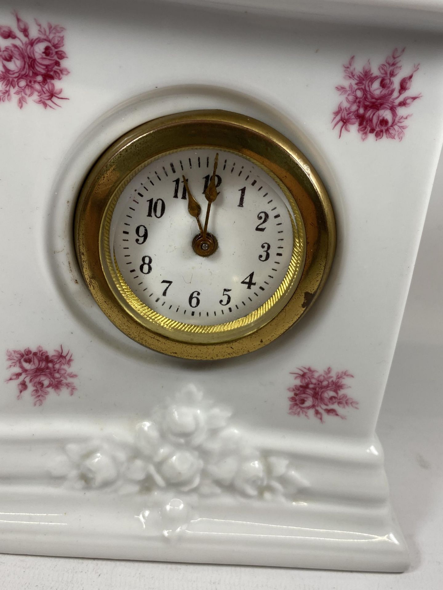 A CONTINENTAL CERAMIC MANTLE CLOCK - Image 2 of 3