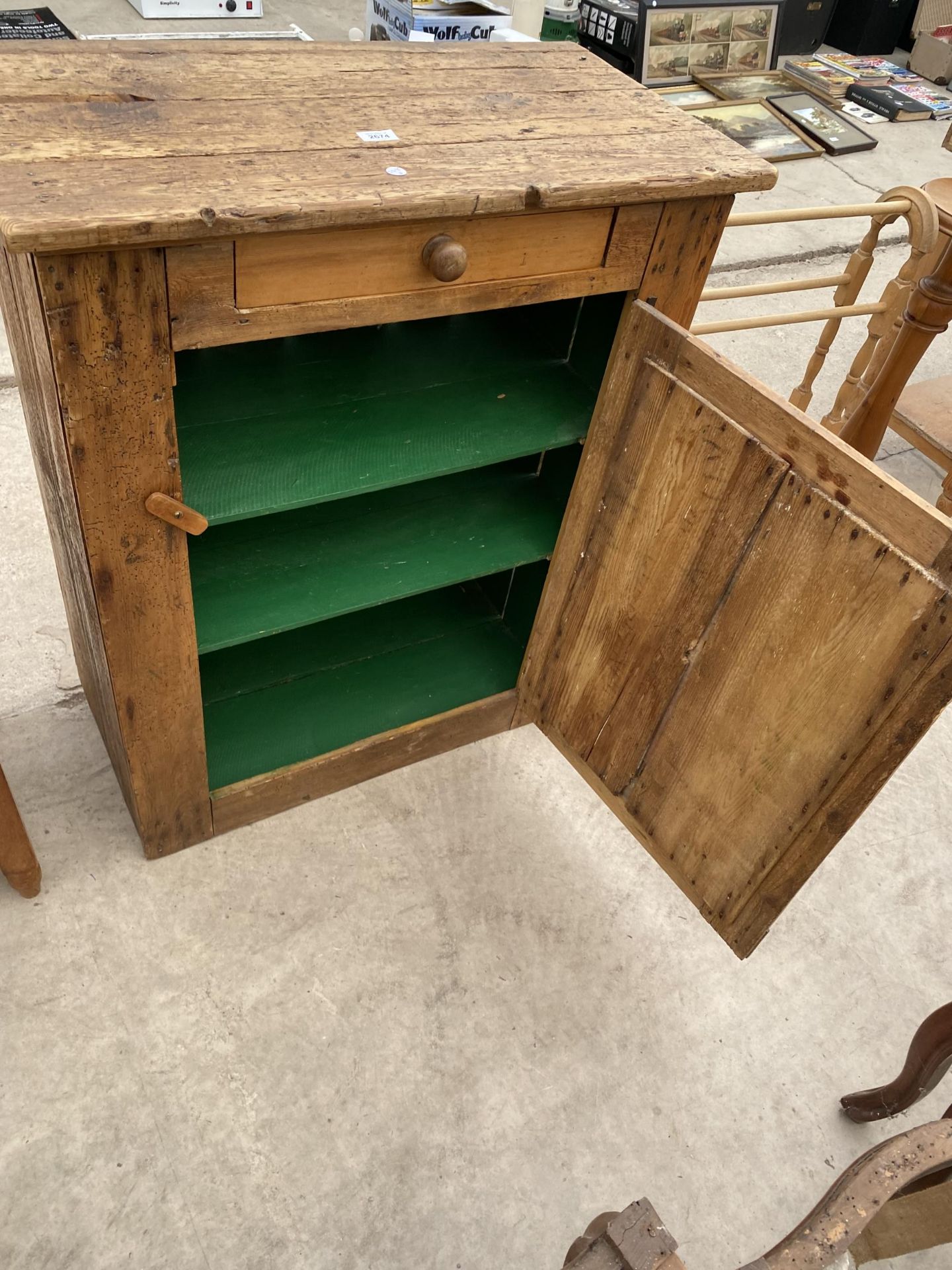 A RUSTIC PINE KITCHEN CUPBOARD WITH SINGLE DOOR AND DRAWER, 31" WIDE - Image 4 of 5