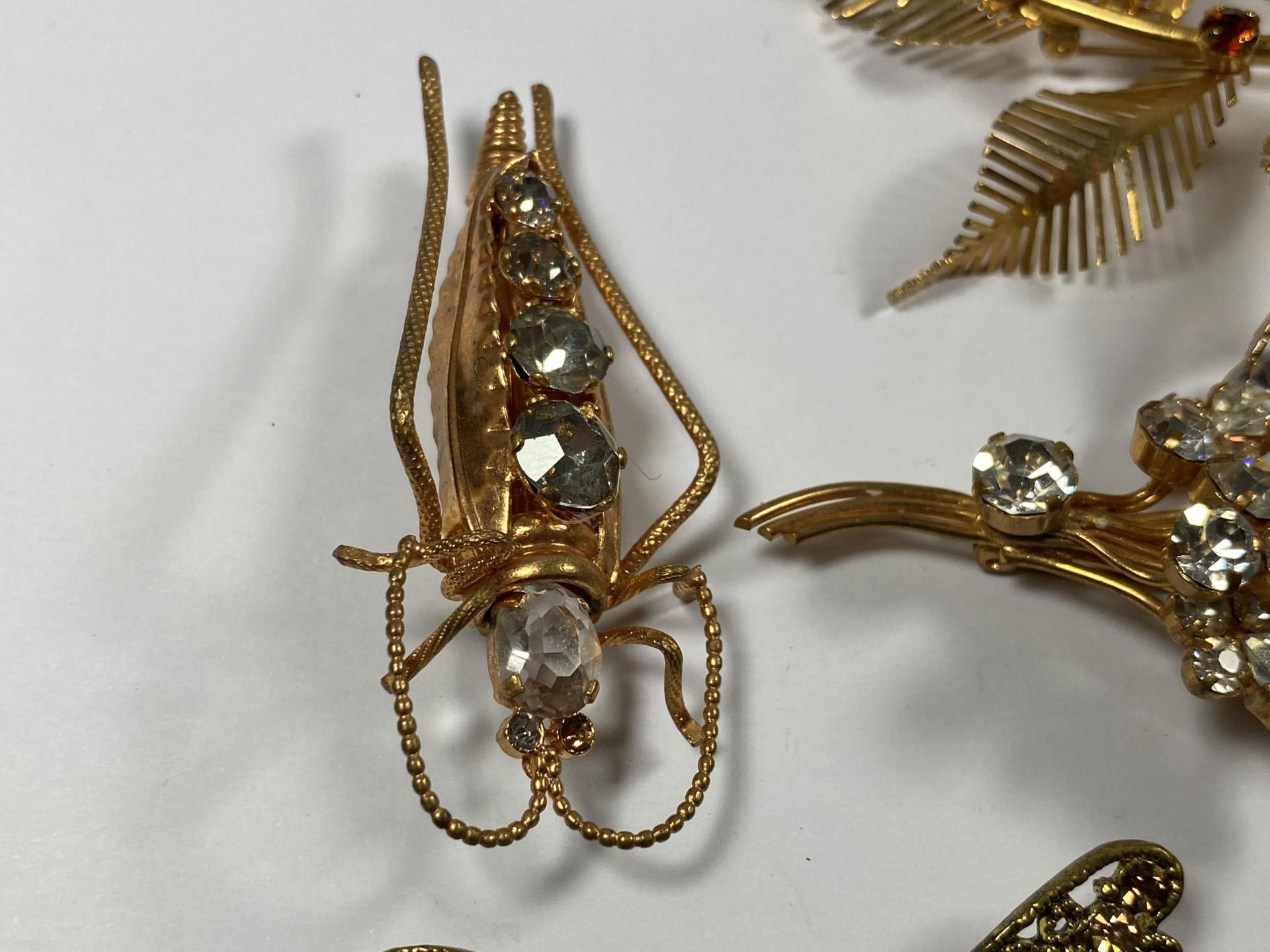 A MIXED GROUP OF VINTAGE BROOCHES TO INCLUDE ABSTRACT AND INSECT DESIGN EXAMPLES - Image 2 of 4