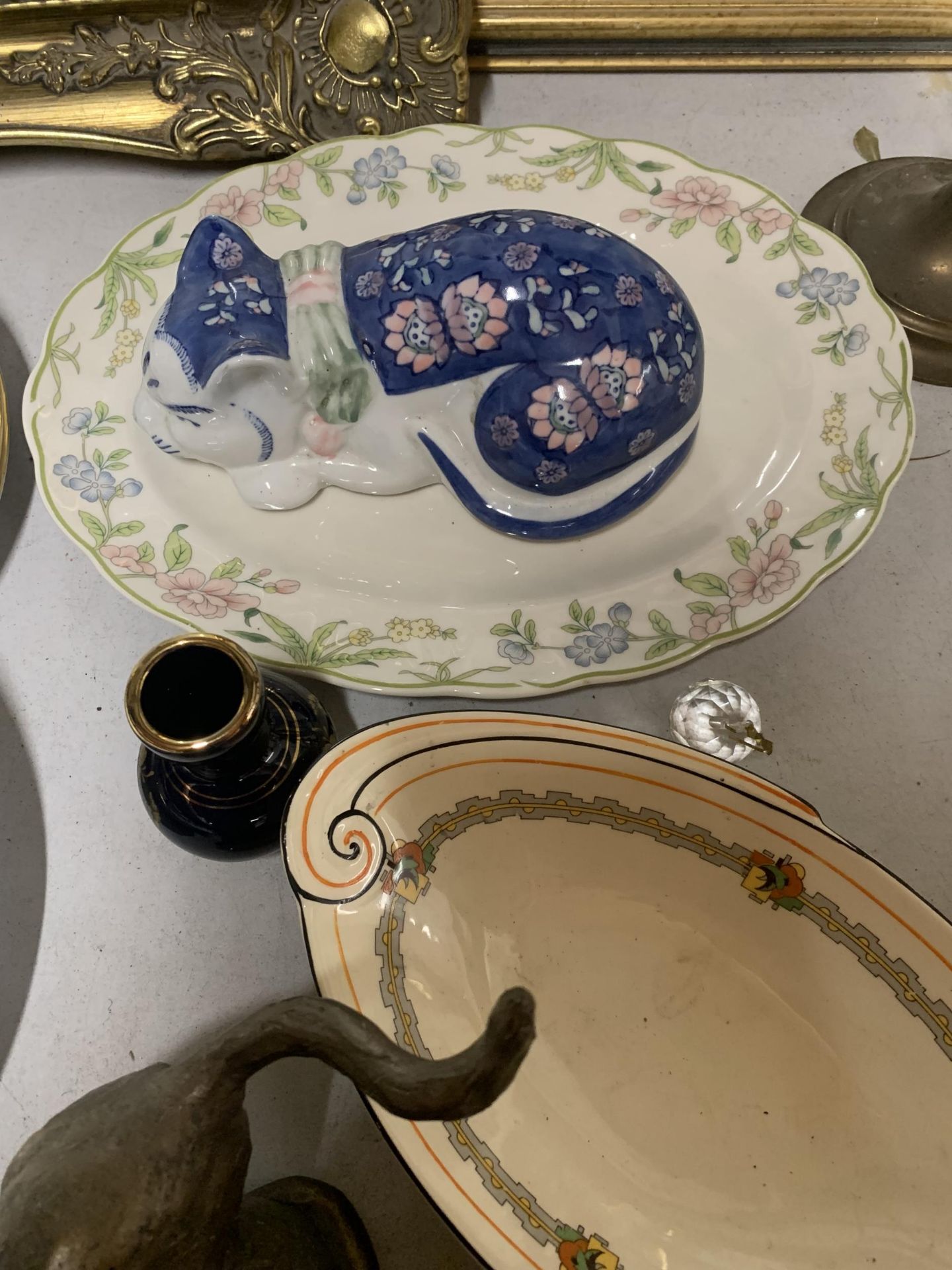 A QUANTITY OF ITEMS TO INCLUDE A CAT FIGURE, A FRANKLIN MINT 'SANTA CLAWS' CABINET PLATE, PLATES, - Image 3 of 5