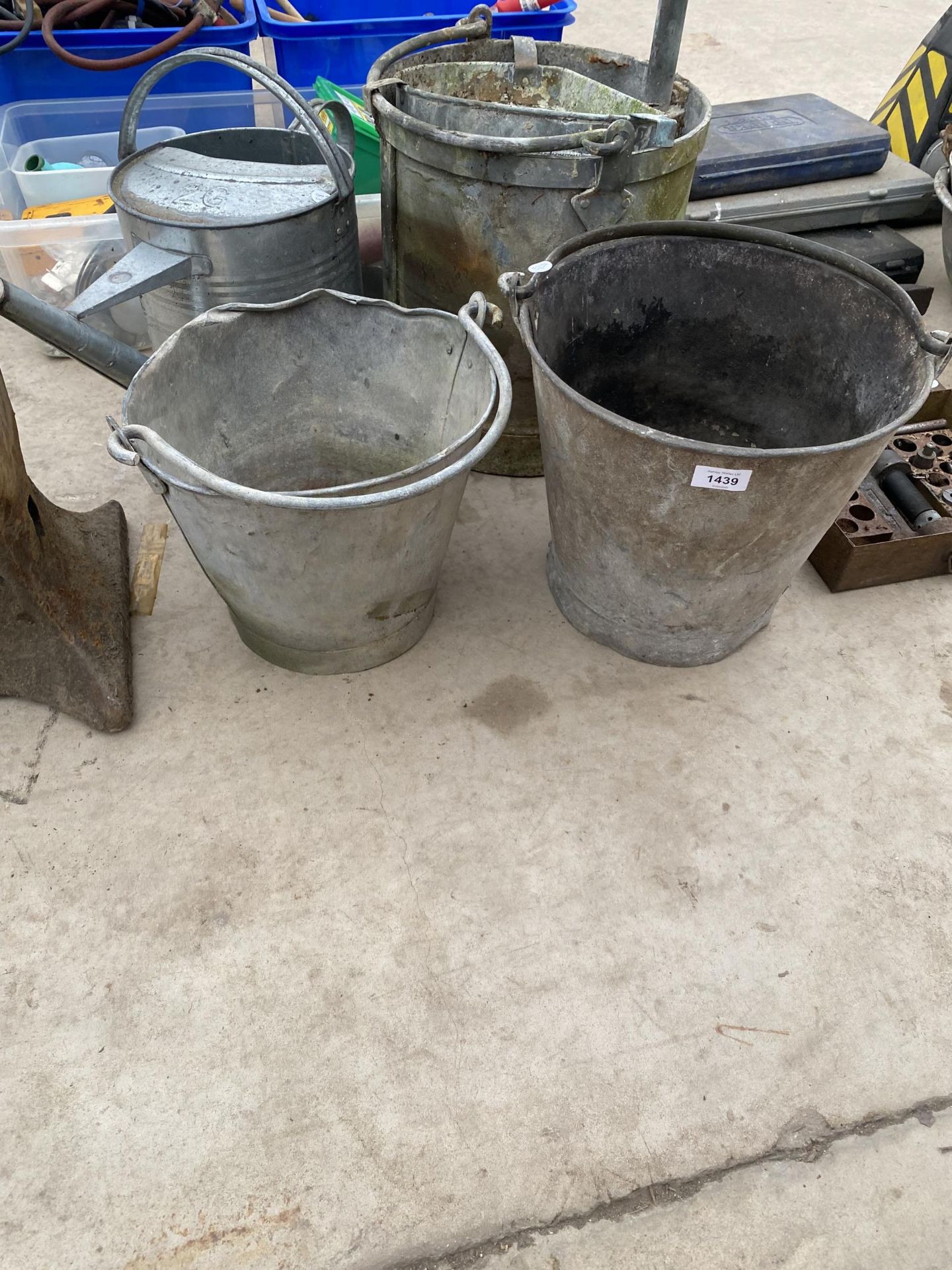 AN ASSORTMENT OF GALVANISED ITEMS TO INCLUDE TWO BUCKETS AND A WATERING CAN - Image 2 of 5